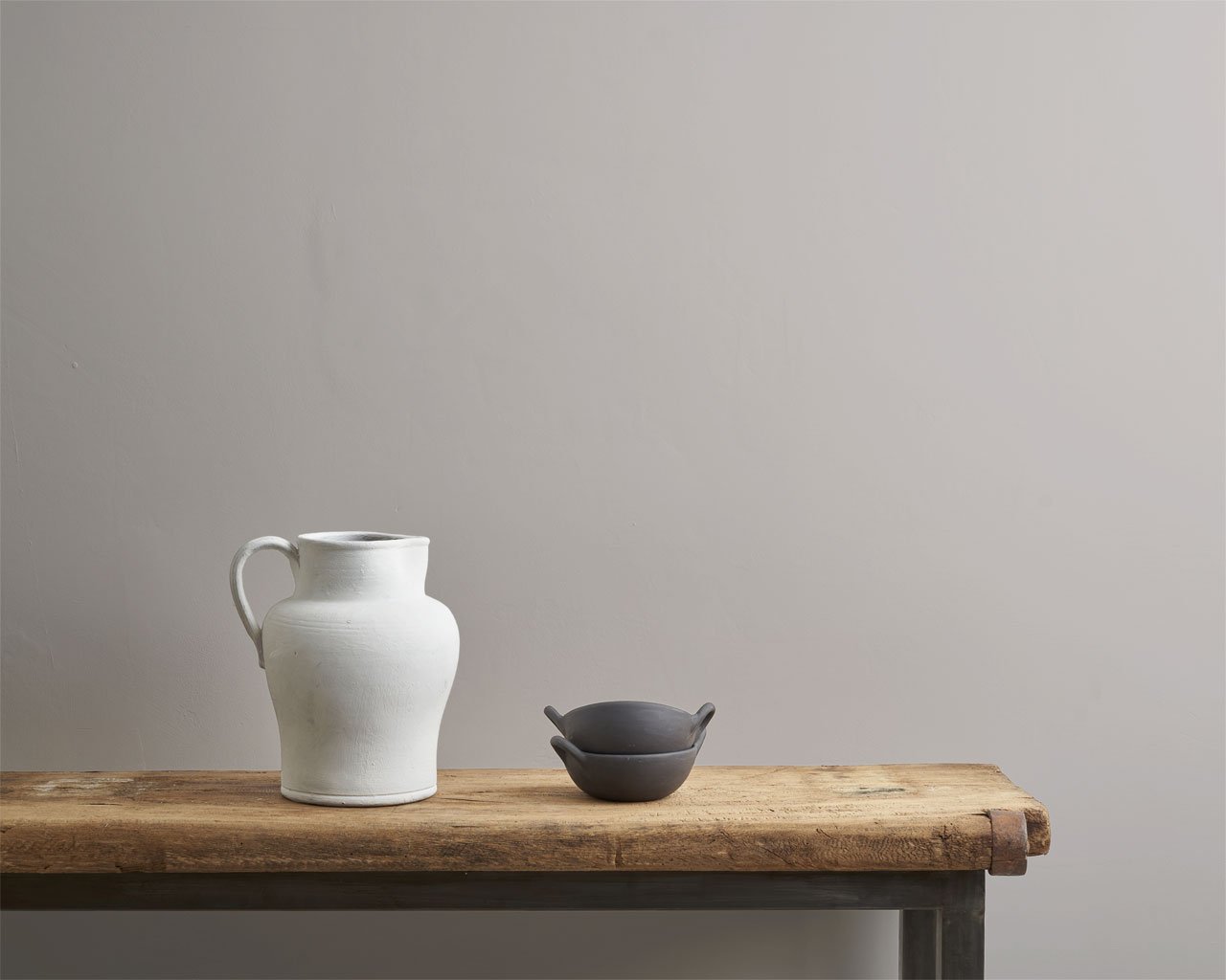 210328-1280x1024px-Adelphi-Wall-Paint_White-and-Black-pot.jpg