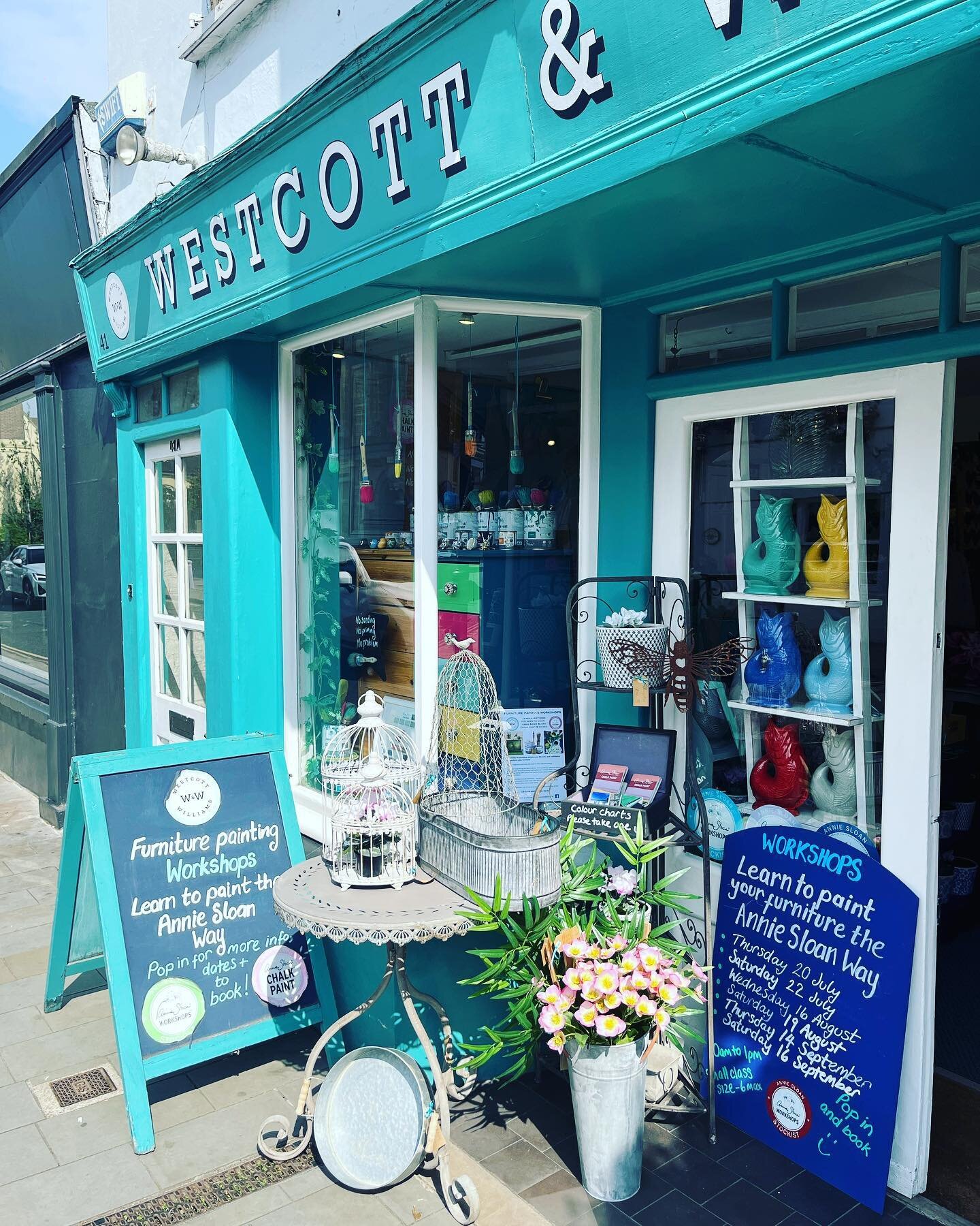 If you&rsquo;re looking for things to do during the summer how about refreshing your tired old furniture with a lick of paint &hellip; I&rsquo;ve got everything you need &hellip; come on in and see me 🤩

#summerholidays #schoolsoutforsummer #furnitu