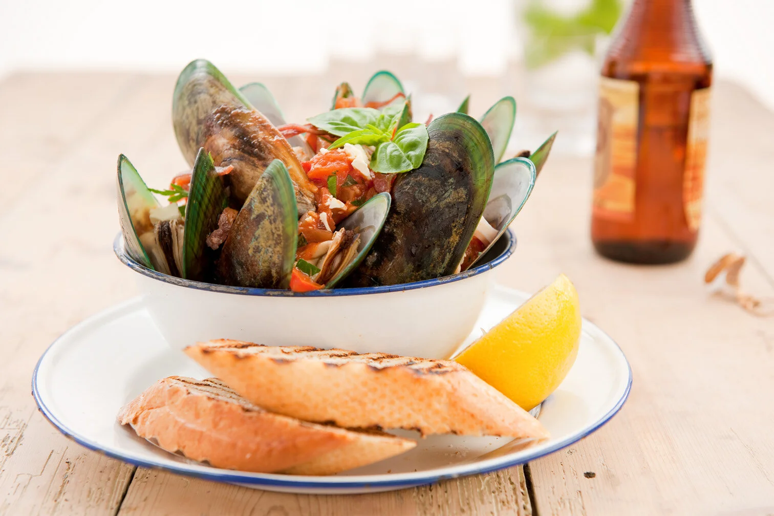 Steamed NZ Greenshell mussels with tomato, pesto &amp; bacon sauce