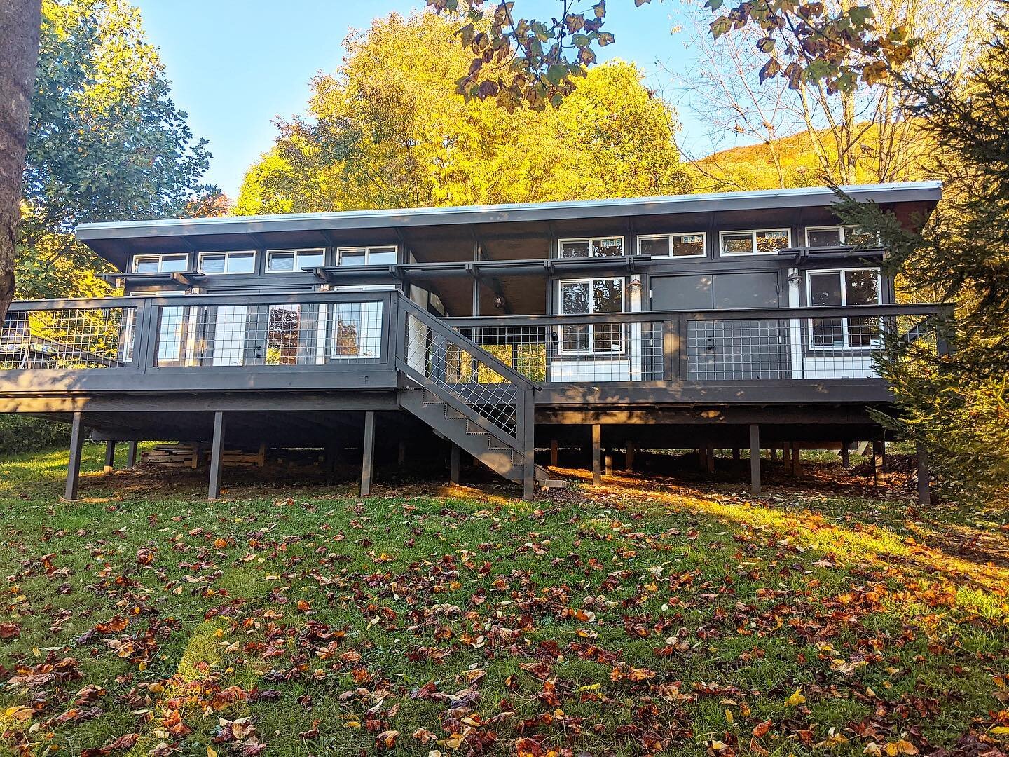 Another look at our #MorHaus in #BooneNC in these beautiful fall colors!! &mdash;--&gt; Swipe right to see the inside 😍✨&bull;

tinyhouse #tinyhomes #substainableliving #boonenc #charlottenc #northcarolinahomes #northcarolina #ncarcitecture #modular
