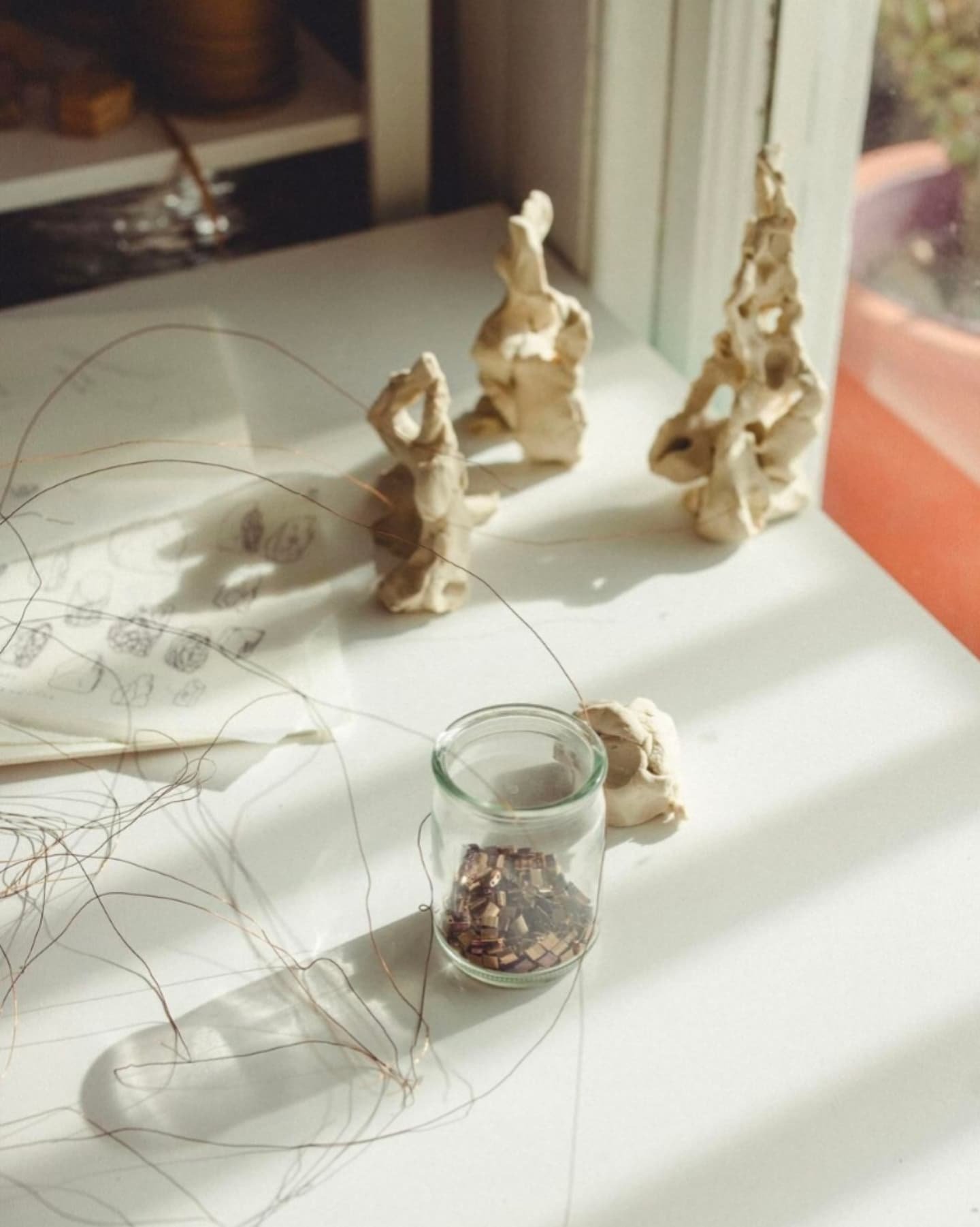 Clay maquettes &amp; studio works with @broadsheet_melb &amp; @domainreview. 

The art monograph magazines in the third slide were inherited from my Grandma. On the right you can see Da Vinci's Virgin of the Rocks, a print of which also hung in my gr