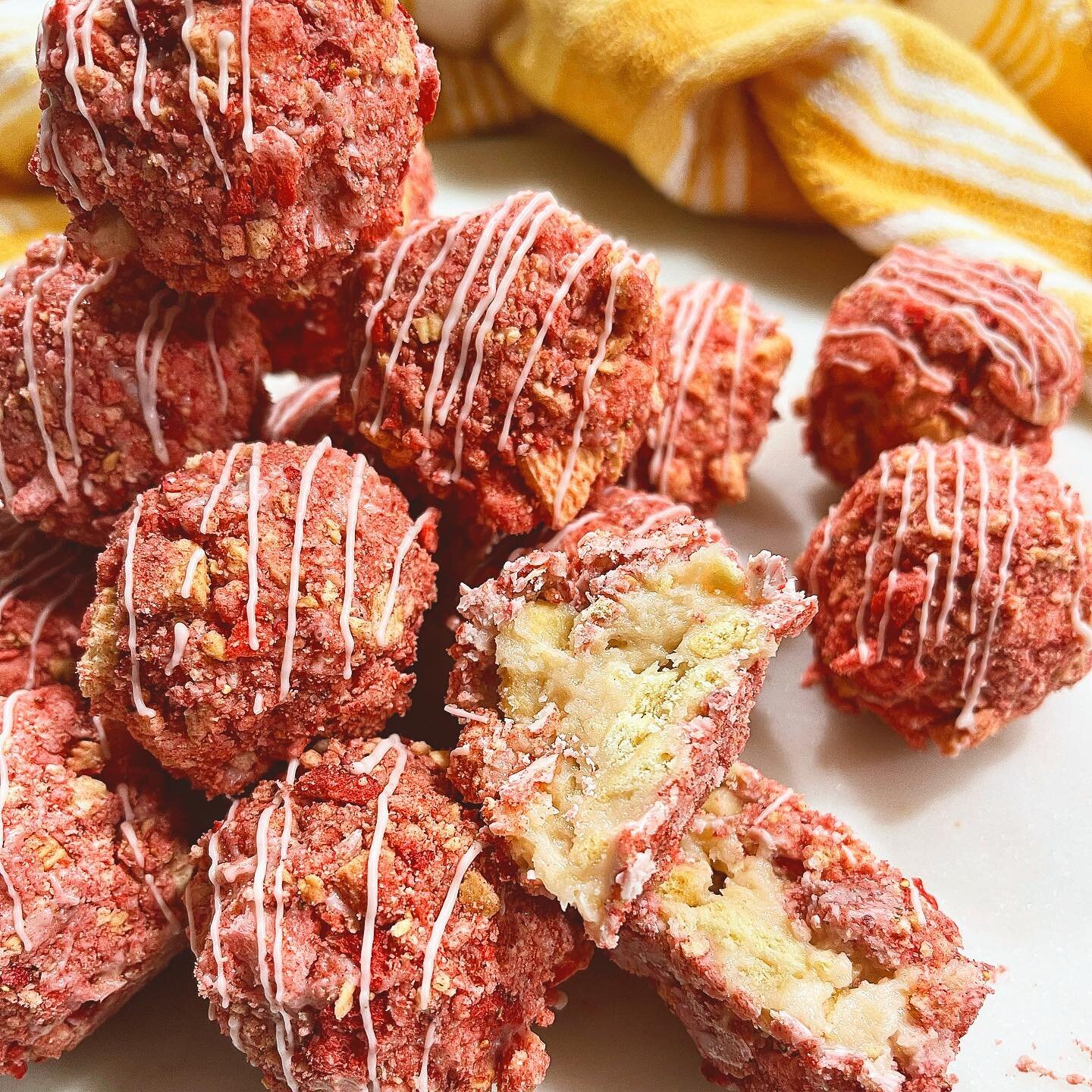Strawberry crunch Oreo truffles for @kimberlymarielashes THIS SATURDAY!! 🍓🍓🍓