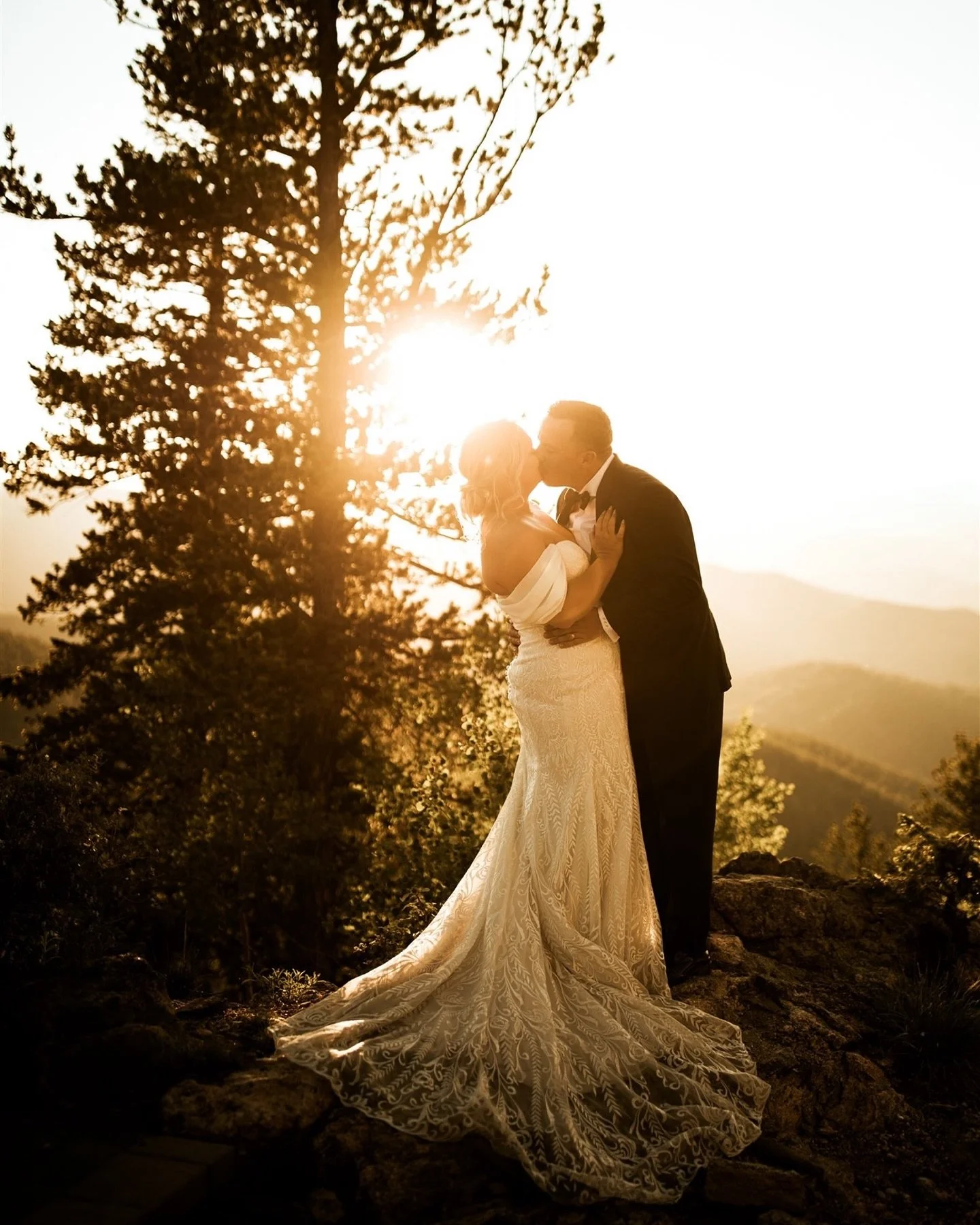 A beautiful summer day celebrating Meghan and Tyler 🌞🌲

Photo: @capturedbyktphoto
Venue: @northstargatherings
Planner: @ivoryeventsco
Florist: @saramicadesign @so_mica_bloomtique
Band: @diamondempireband
Catering: @sugarpinecatering
HAMU: @lolabeau