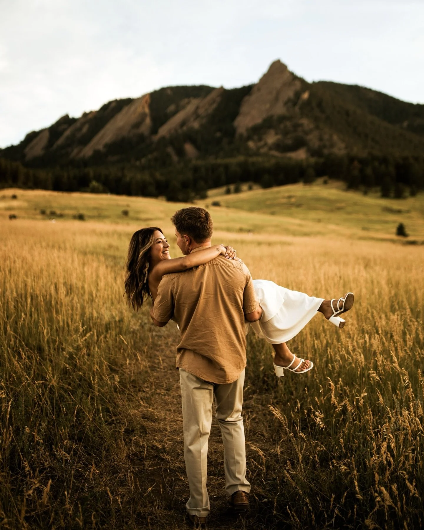 It&rsquo;s not too late to book your engagement photos for this summer 🏔️🫶🏼 Head to my website + fill out my inquiry form to receive my remaining availability! 

-
-
-
-
-
-
-
#coloradoengagementphotographer #coloradoweddingphotographer #boulderwe