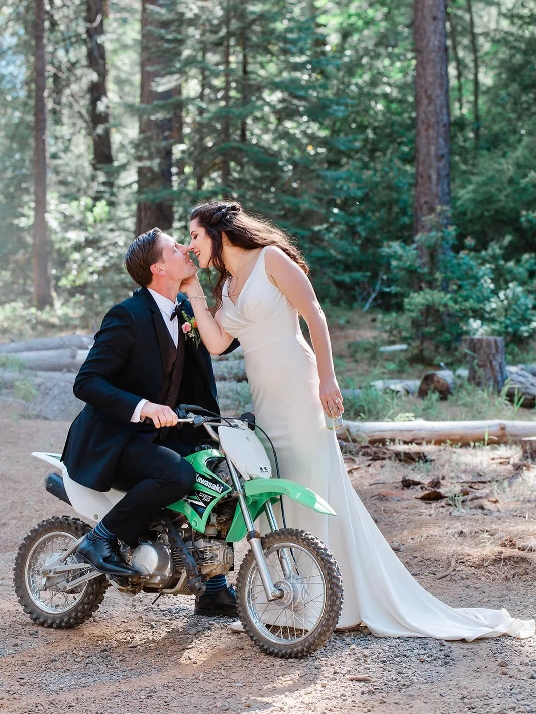 Cheers to the weddings when you can&rsquo;t tell who is more excited- the couple or their guests 🔥