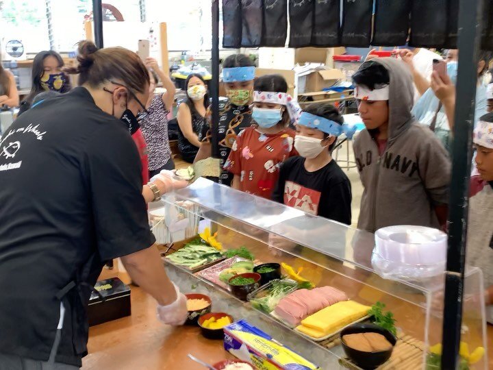 Sushi making with Chef Ramon Rojales and @sushionwheelscatering 🍣!
.
Thanks to the generosity and huge heart of Chef and owner Ramon Rojales of @sushionwheelscatering the kids @waipahusafehaven learned how to make sushi and they got to enjoy their f