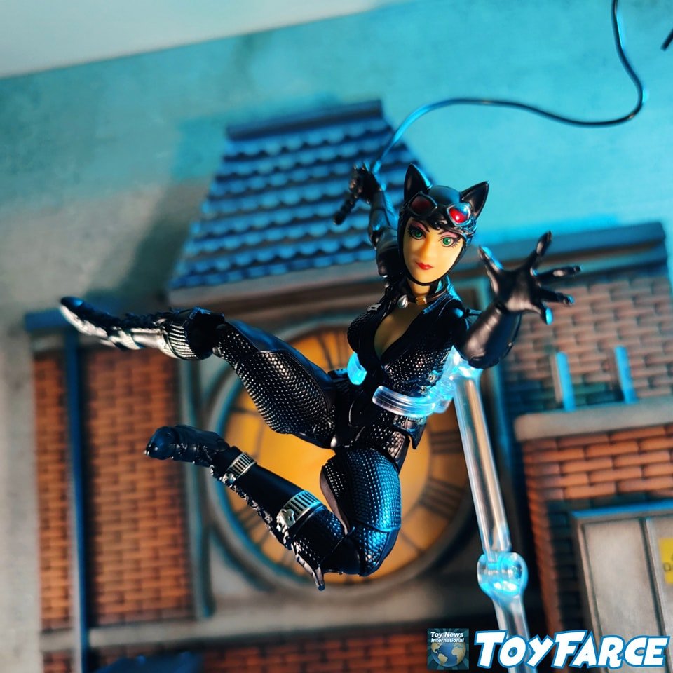 Here are pics from yesterday's review of the Amazing Yamaguchi Revoltech Batman: Arkham Knight Catwoman figure!
@kaiyodo_pr 

Full review with more pics on Toy News International (link in bio)!

#toyfarce #kaiyodo #revoltech #amazingyamaguchi #dccomi