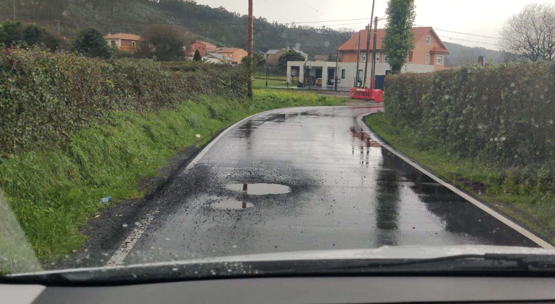 Os socialistas de Arteixo denuncian o “resultado inaceptable” dunha obra recentemente executada en Loureda e reclaman a reparación inmediata do vial