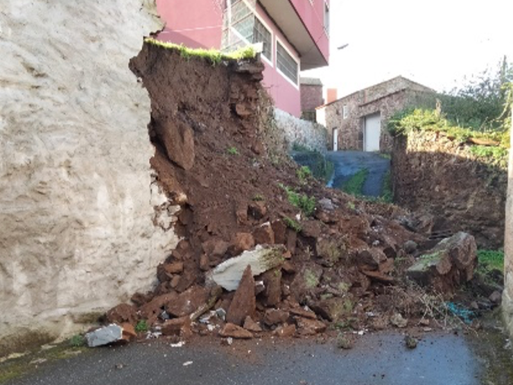 O PSOE de Arteixo pide medidas urxentes tras o derrube dun muro na rúa Figueiras de Oseiro