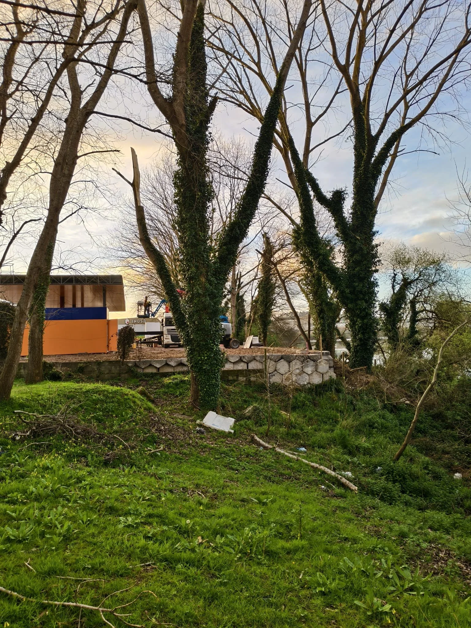 O PSOE cuestiona a construción dunha gasolineira xunto ao encoro do Rosadoiro en Sabón