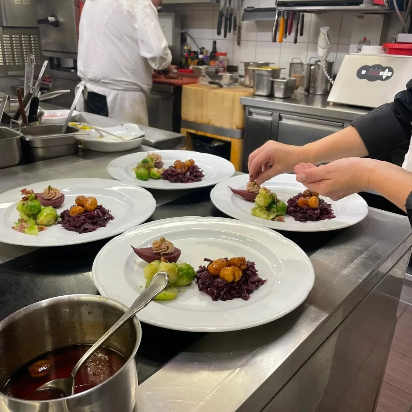 La Chasse ! 😉

#panoramaaeschiried #restaurantpanorama #restaurantpanoramaaeschiried #panoramapanoteca #panoteca #hausgemachtepasta #pastamanufaktur #hausgemachteprodukte #schweizerpastamanufaktur #bernerrestaurant #berneronlineshop #schweizeronline