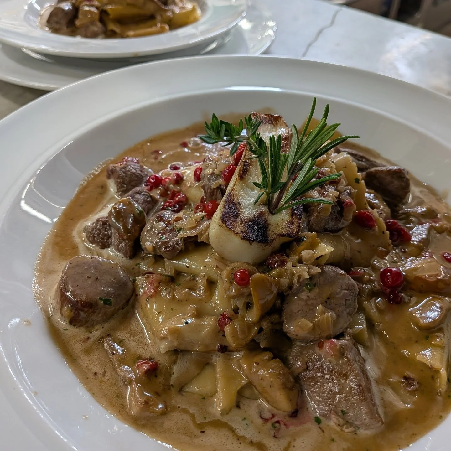 Reh, Papardelle, Steinpilz, Preiselbeeren, ......

#panoramaaeschiried #restaurantpanorama #restaurantpanoramaaeschiried #panoramapanoteca #panoteca #hausgemachtepasta #pastamanufaktur #hausgemachteprodukte #schweizerpastamanufaktur #bernerrestaurant