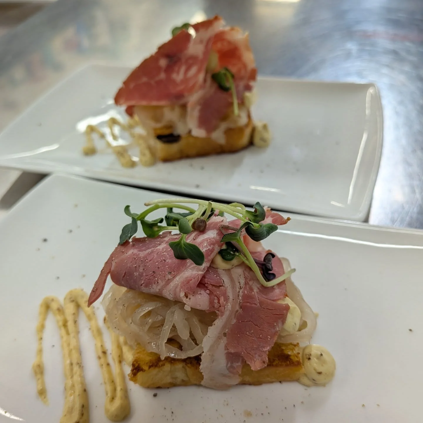 Pastrami hausgemacht, G&uuml;rbetaler Sauerkraut, Focaccia, Senfsauce

#restaurantpanorama #pastrami #panoteca #g&uuml;rbetal #hausgemachteprodukte