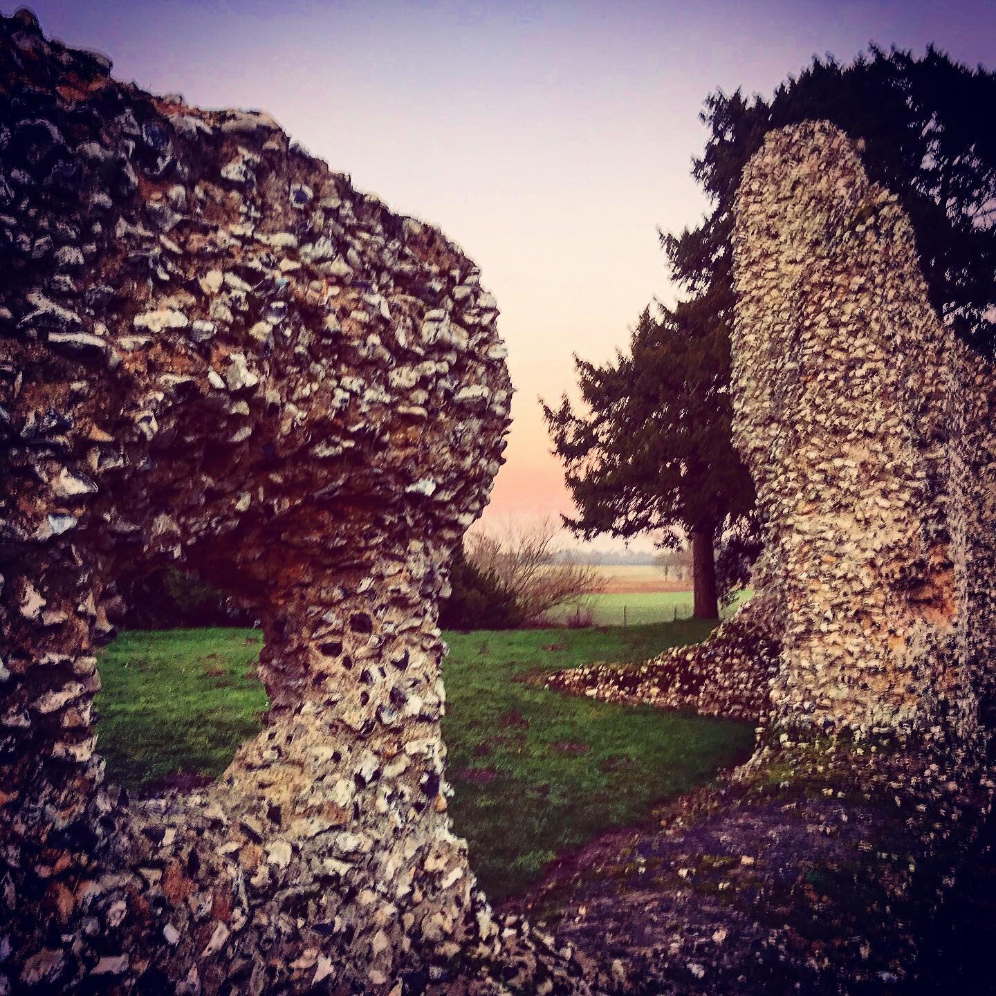 Misty evening walk

#castle #norfolk #walk #sunset #history #ruins