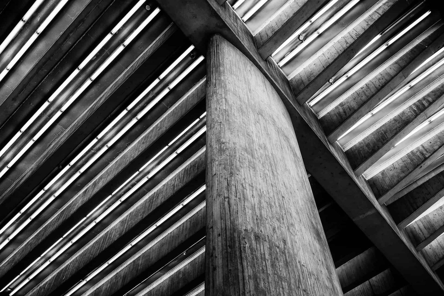 Métro Champ-de-Mars — concrete column detail, black and white