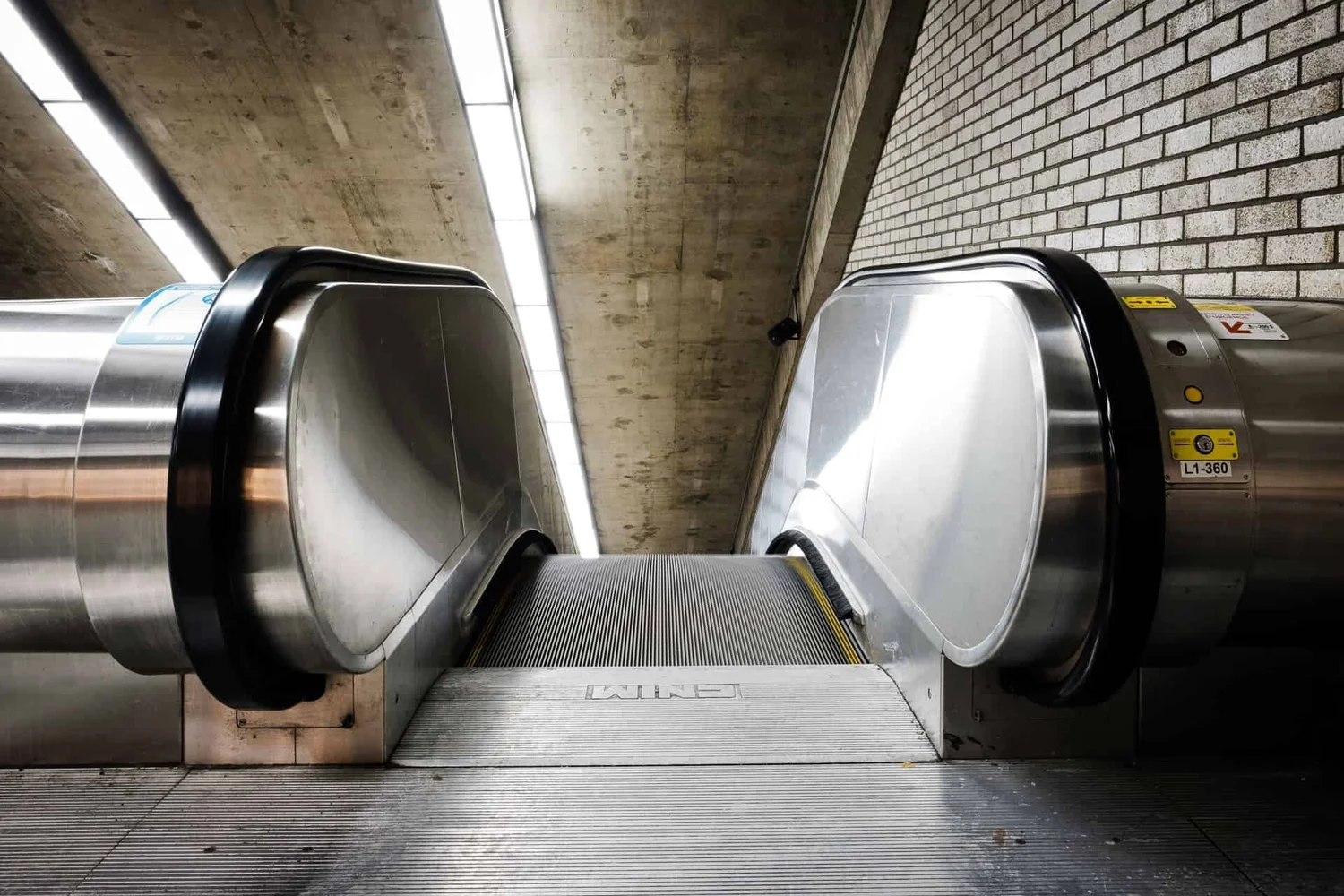 Place D'Armes — circular concourse, curved walls, benches, black and white