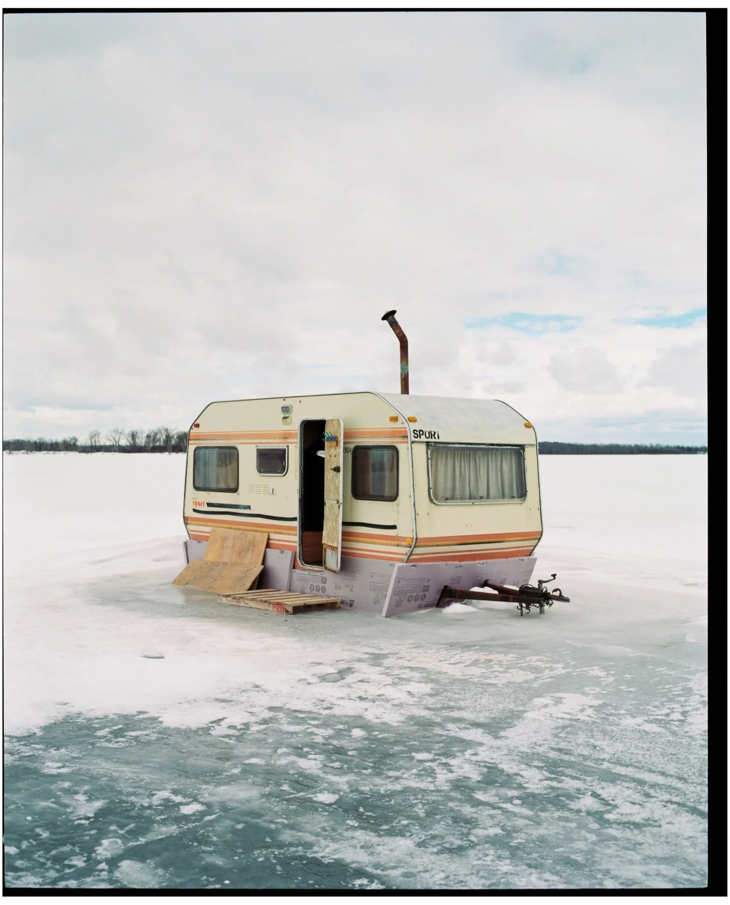 Ice Shack season is almost here.
Mamiya 7ii + Kodak Gold 200 film.
Scan + dev by @thecanadianfilmlab 
.
.
.
#mamiya7ⅱ #kodakgold200 #iceshack