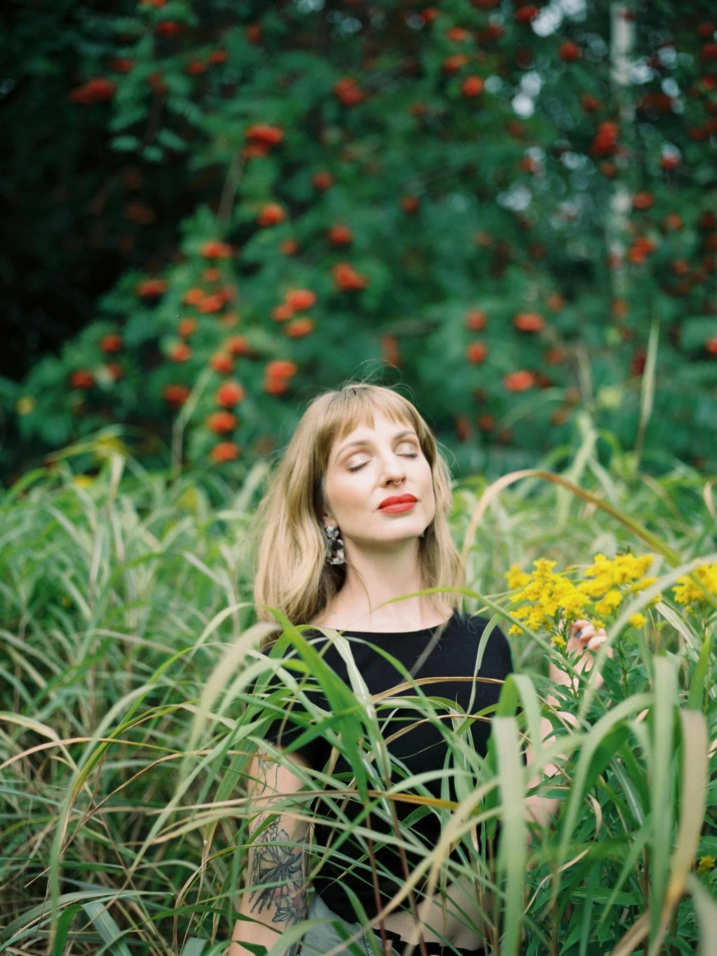 Film portraits with @alchemmie in her element at the magical Sweetman's gardens in North Bay, Ontario.
Scan + dev by @thecanadianfilmlab 
.
.
.
#ottawaphotographer #ottawafilmcollective #mamiya645