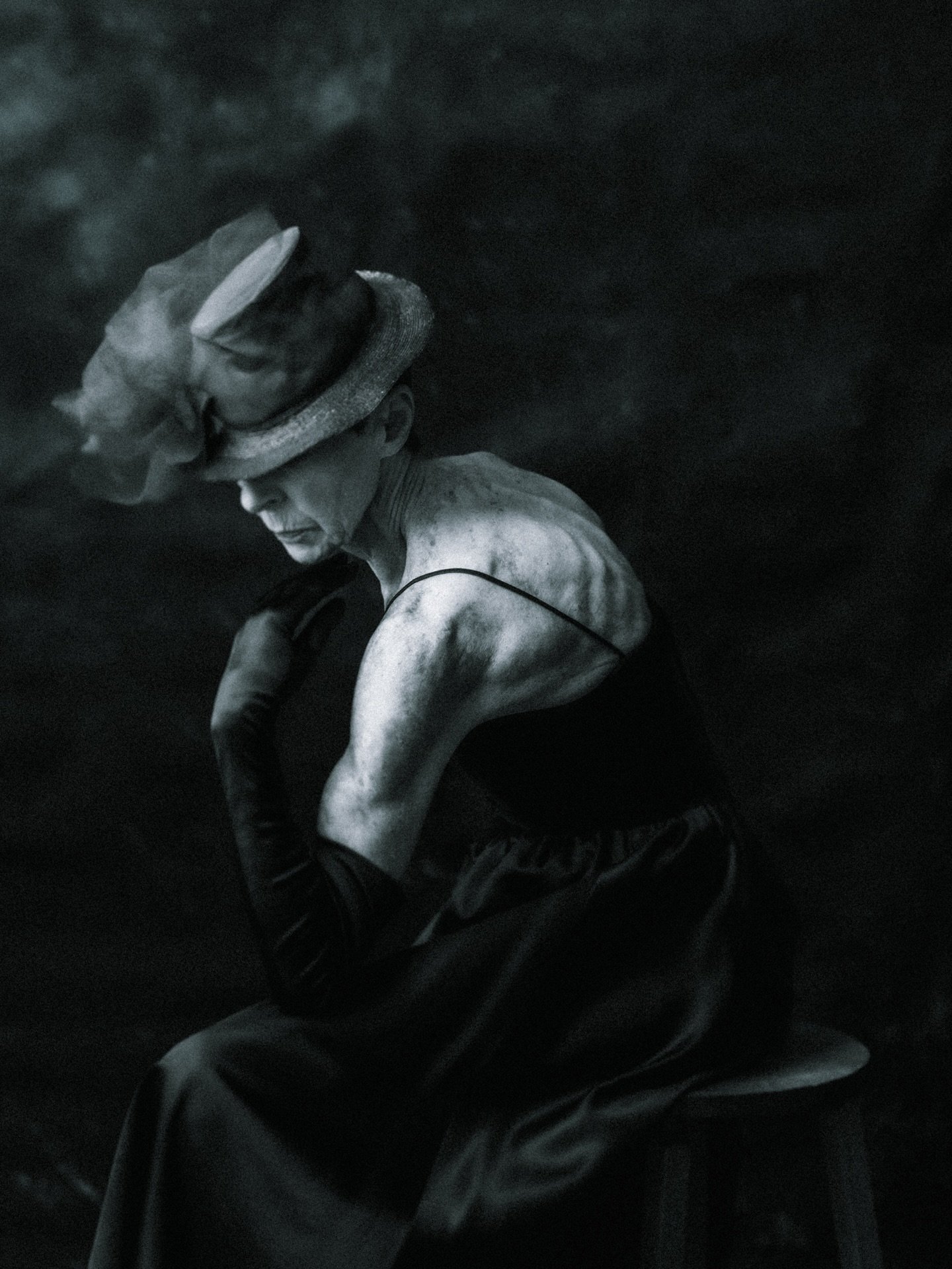 Portraits with Susanne. Captured with the new Canon r6 Mark III.
This was my second portrait session with Susanne, a dancer in her seventies. I was thrilled when she agreed to come back for another photoshoot, this time to capture some more creative 