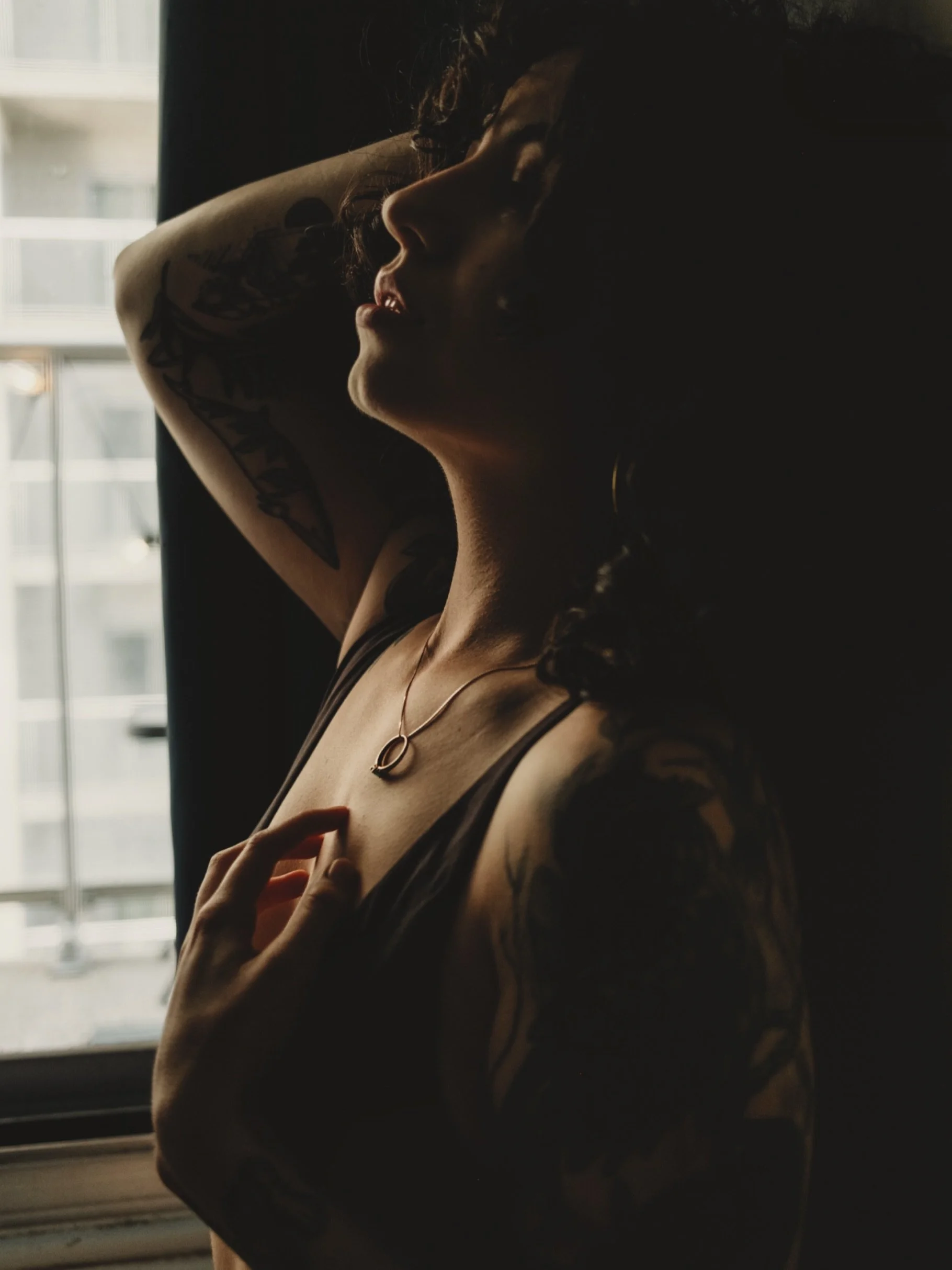 I believe that emotion in a photograph does not come from expression alone.
It comes from atmosphere. From the weight of shadow. From the way light grazes skin so softly it feels like something is being whispered rather than shown.
.
.
.
#fujix100ⅵ #