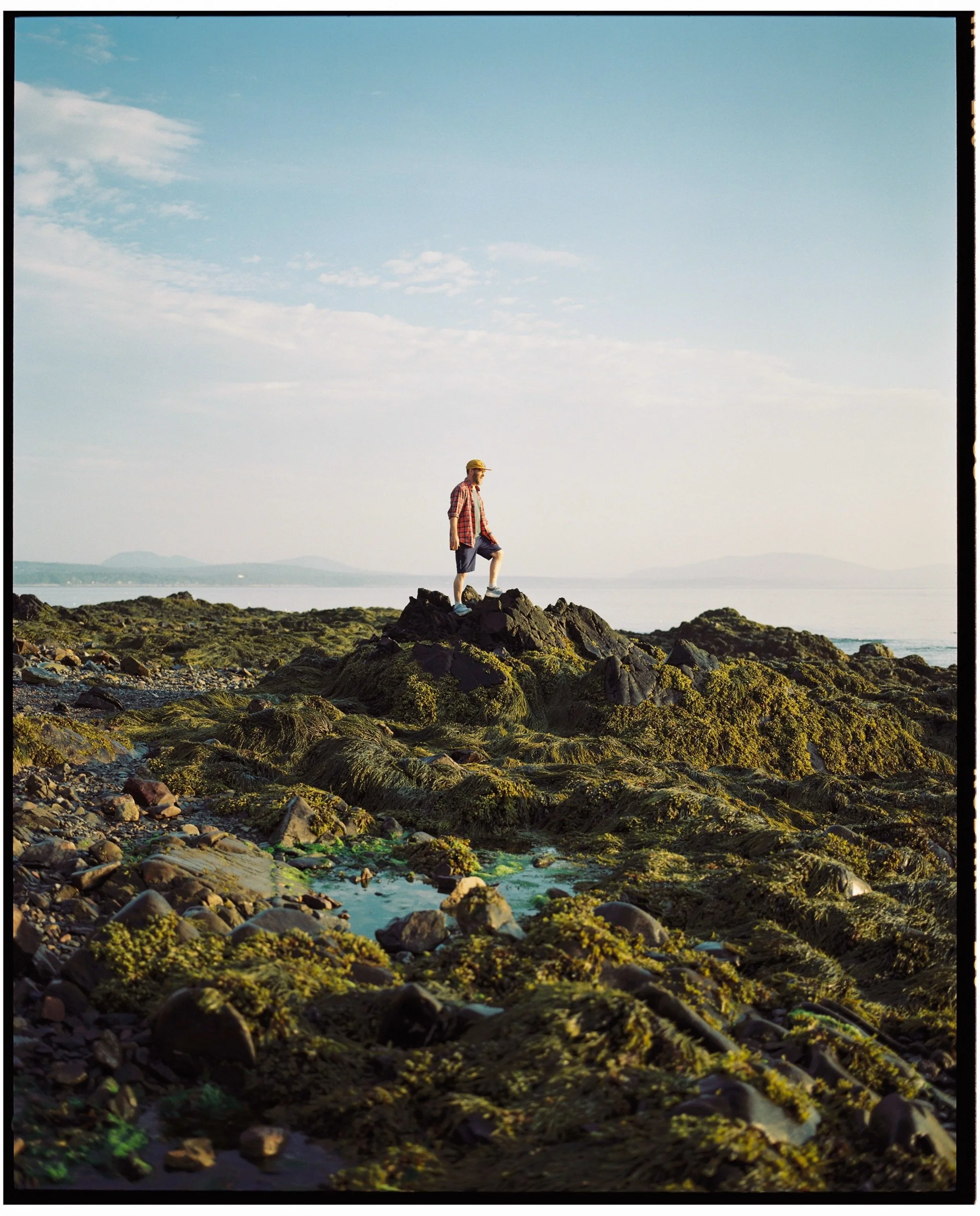 Walking before the sun, and heading out for solo sunrise photo adventures is one of my most favourite things ever. These quiet little adventures always fill me with gratitude and joy.
Mamiya 7ii + Kodak Gold film.
Scan + dev by @thecanadianfilmlab 
.