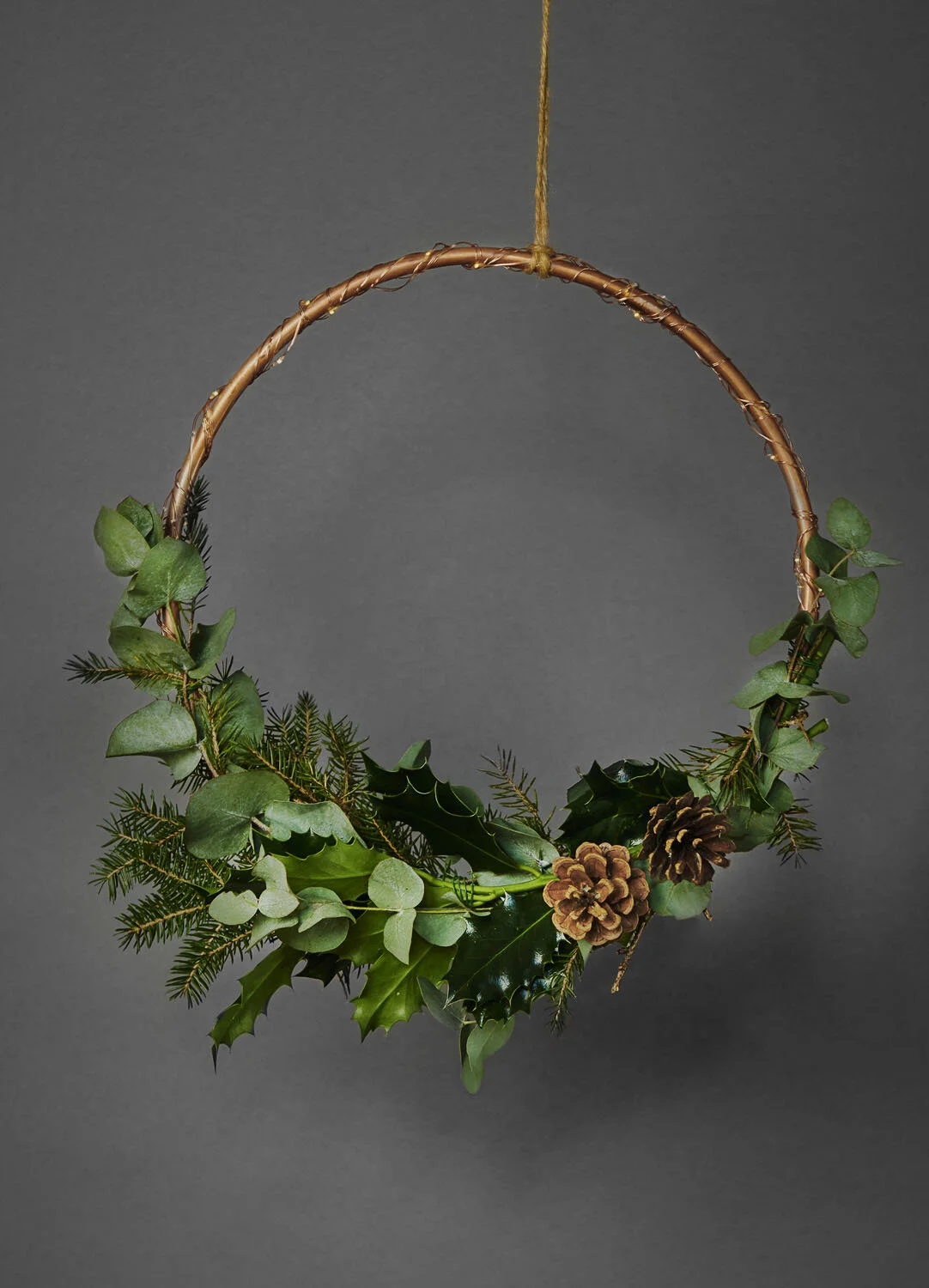 Modern round half wreath (with remote controlled lights)