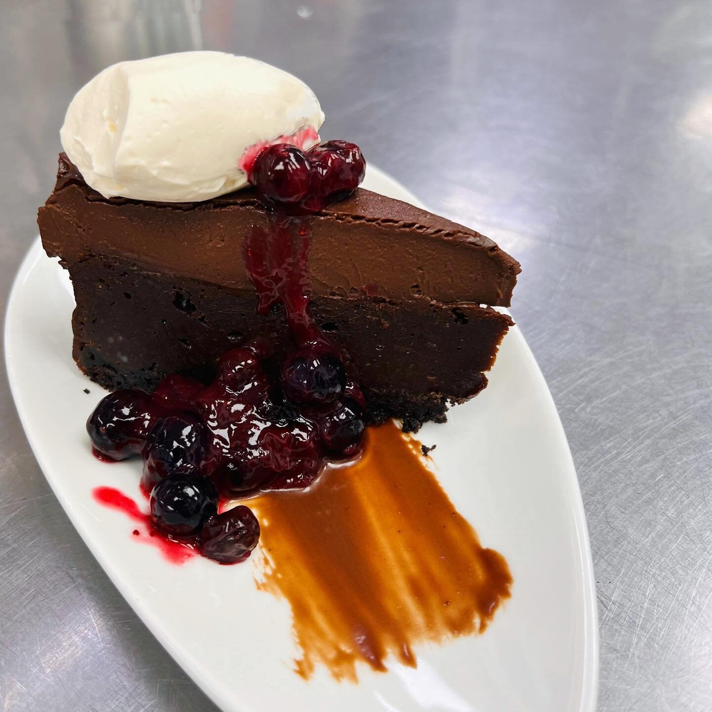 One of Chelsea&rsquo;s current amazing dessert options | &ldquo;Mud Pie&rdquo; with Oreo crust, espresso brownie, dark chocolate pudding, malted milk chantilly served with a scoop of salted caramel gelato &amp; bourbon soaked blueberries 🫐