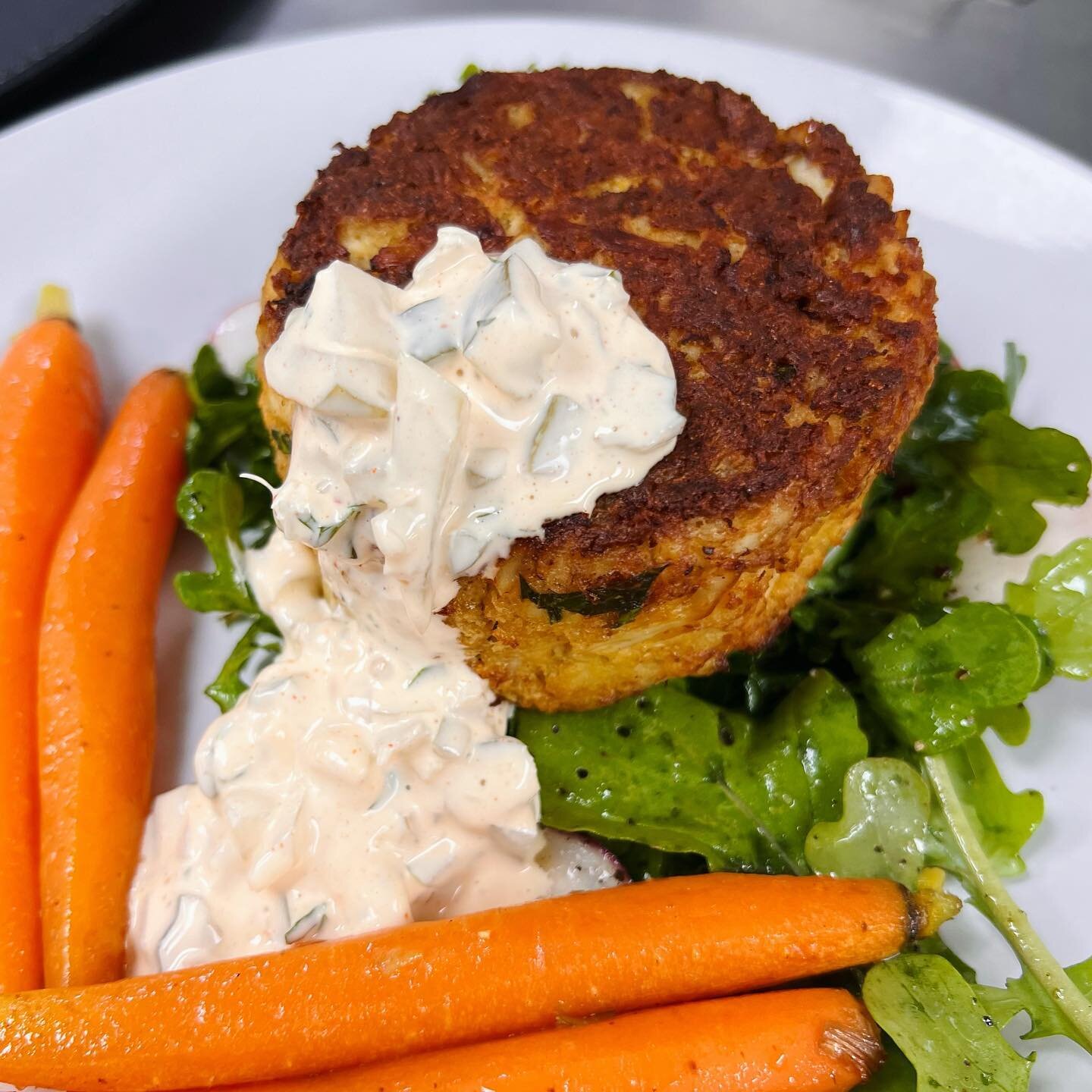 Lump crab cake served on P&amp;A arugula &amp; radish with steamed baby carrots &amp; pickle remoulade🤗