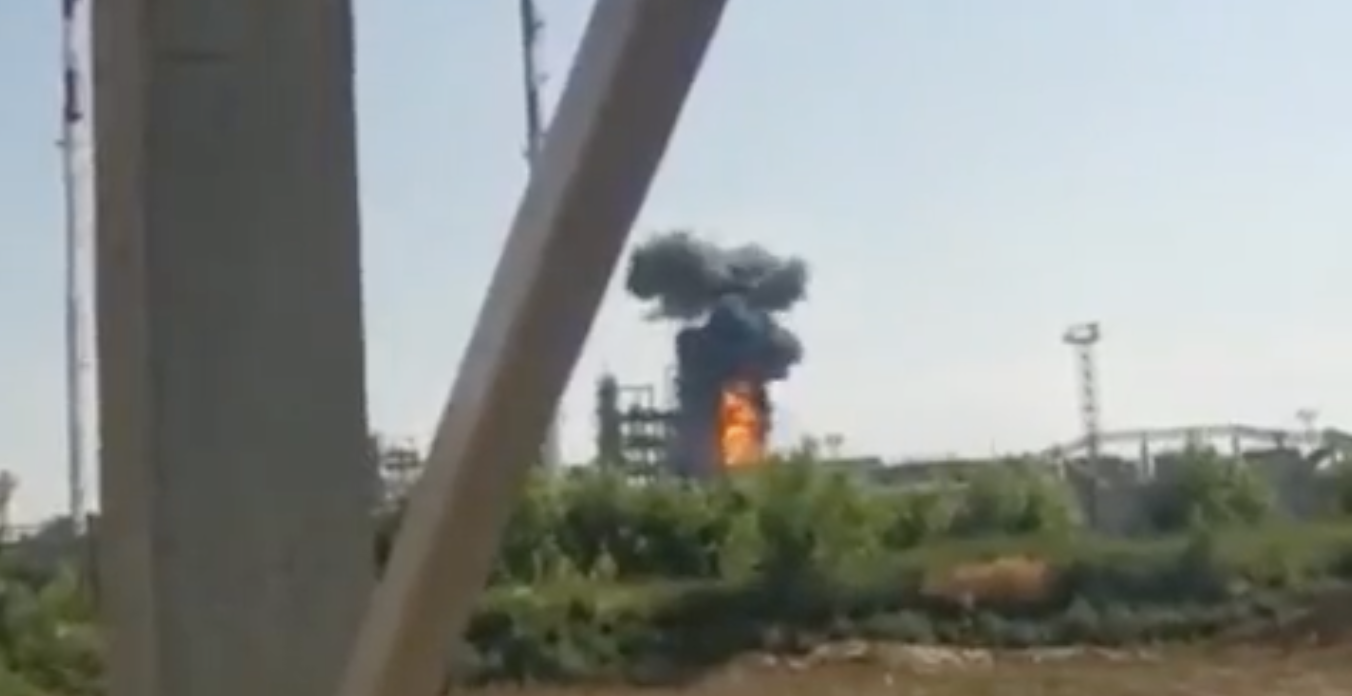 Нападение на нефтезавод. Новошахтинск нефтеперерабатывающий завод взрыв. Подорвали нефтебазу в Новошахтинске. Пожар на нефтеперерабатывающем заводе. В Новошахтинске взорвали нефтеперерабатывающий завод.