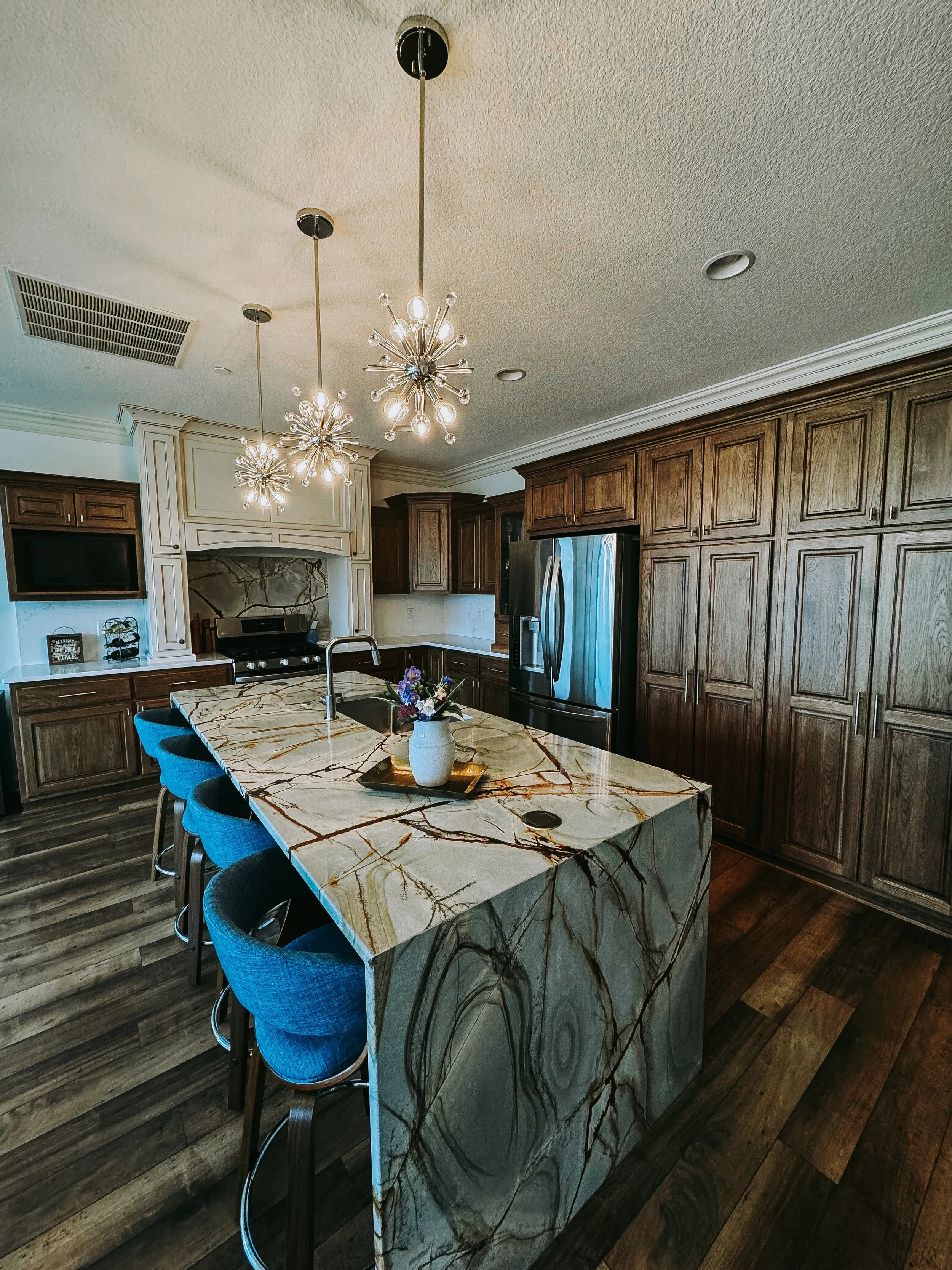 &ldquo;The waterfall island is the first thing you see when you enter my condo and it is breathtakingly beautiful. Kylee and the team were easy to work with and the workmanship was impeccable.&rdquo; 🙌🏼 #SuccessByDesign 
✍🏼 Designer @kylee_marie__