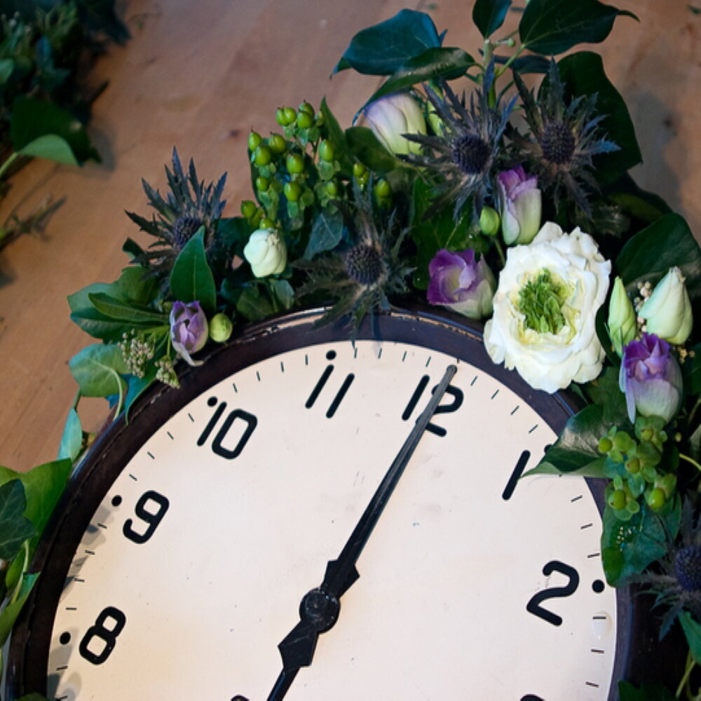 mad hatter clock table setting