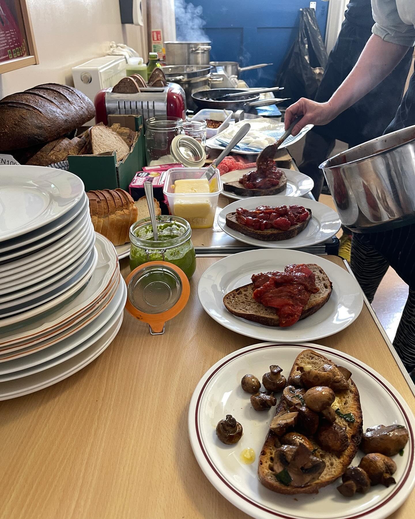 WONDERFUL FOOD down at the Old School right now. Breakfast cafe for Gaza, the amazing Corinna is on Shakshuka duty, Jude is on the waffles, John&rsquo;s on the guitar, the sun is shining ☀️☀️☕️☕️
Come on down , eat lovely food and show your support! 