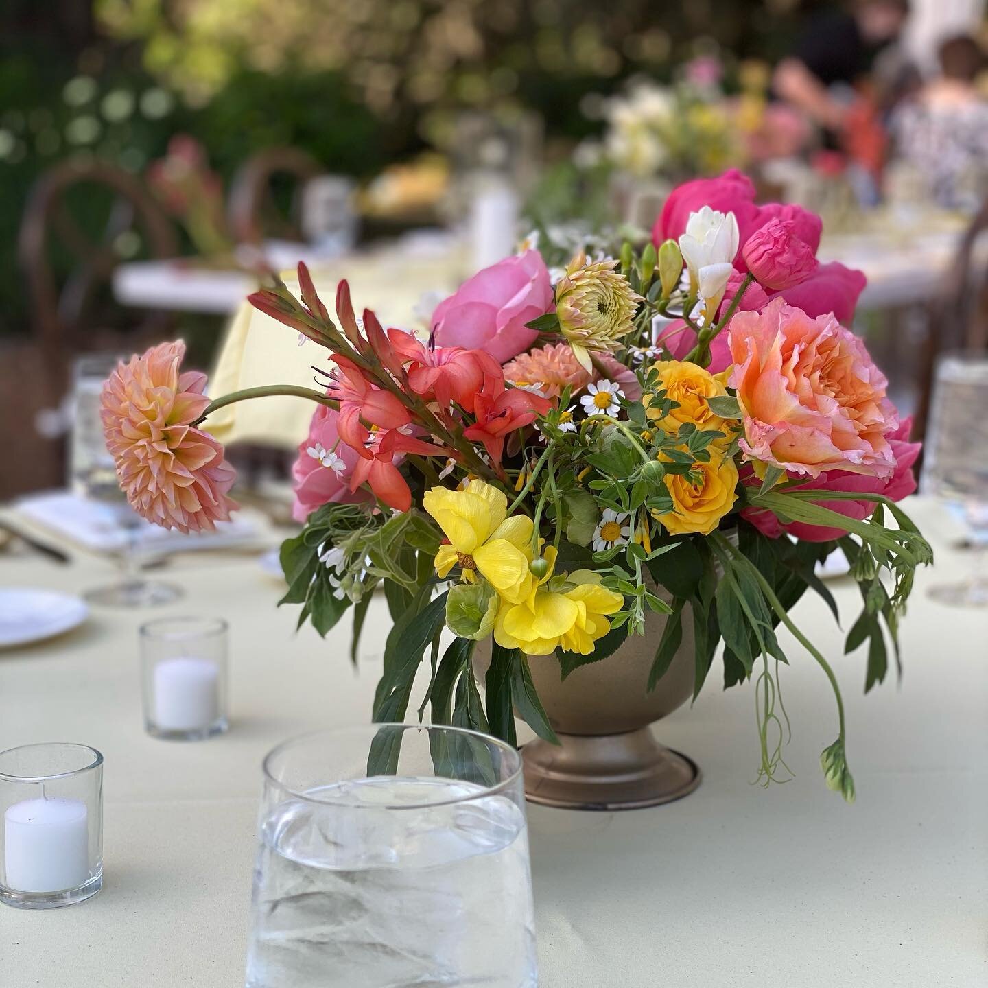 Perfect with #nofiltersneeded I love this cooler palate for summer in #charlestonsc .  #destinationweddings  #clevents #loveisintheair❤️ Shout out to Roadside Blooms for executing the vision perfectly !