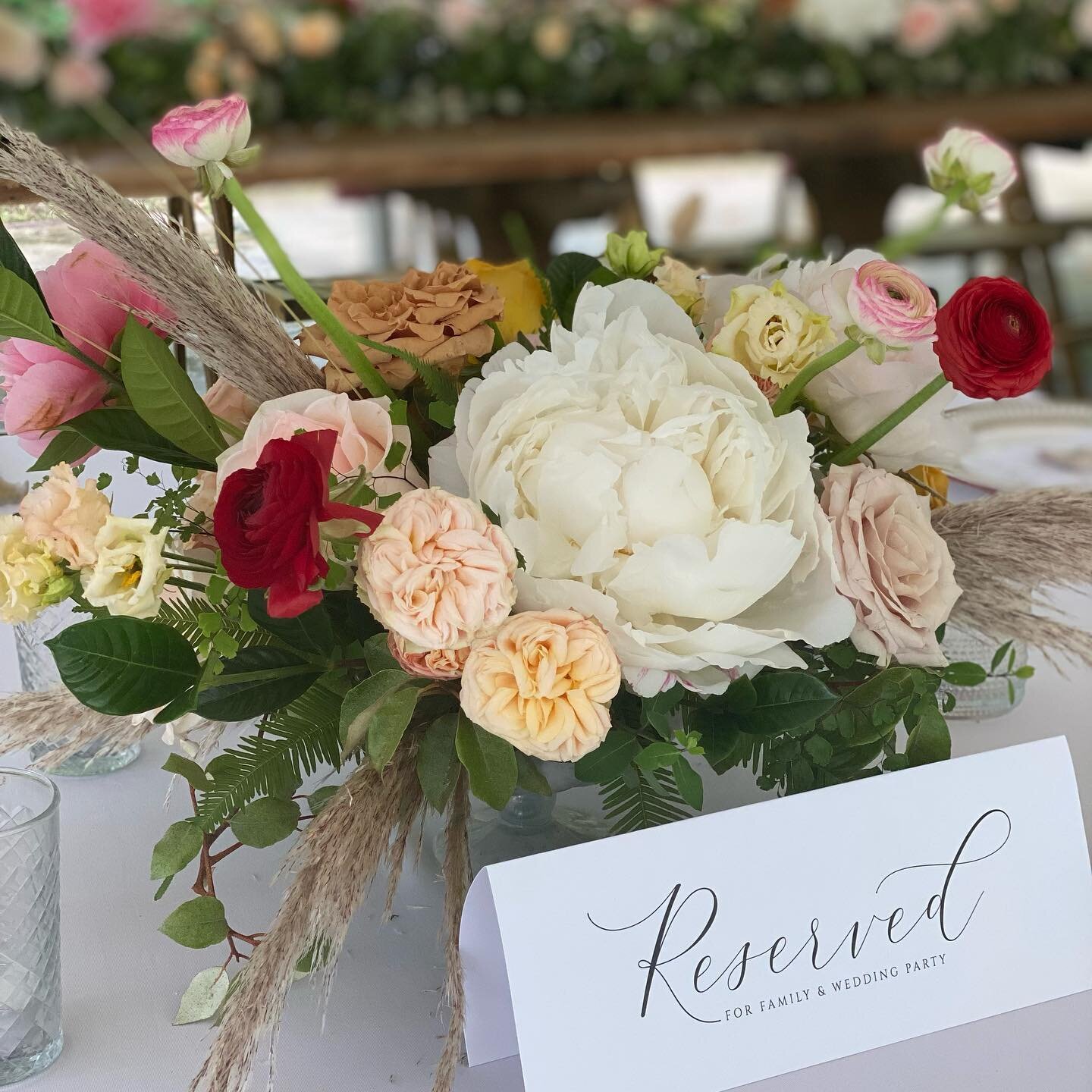 The color palate for Brits wedding was stunning &hellip; #legarewaringhousewedding #christyloftinplanner #charlestonweddingstyle #festoonfloral  #duvalcatering