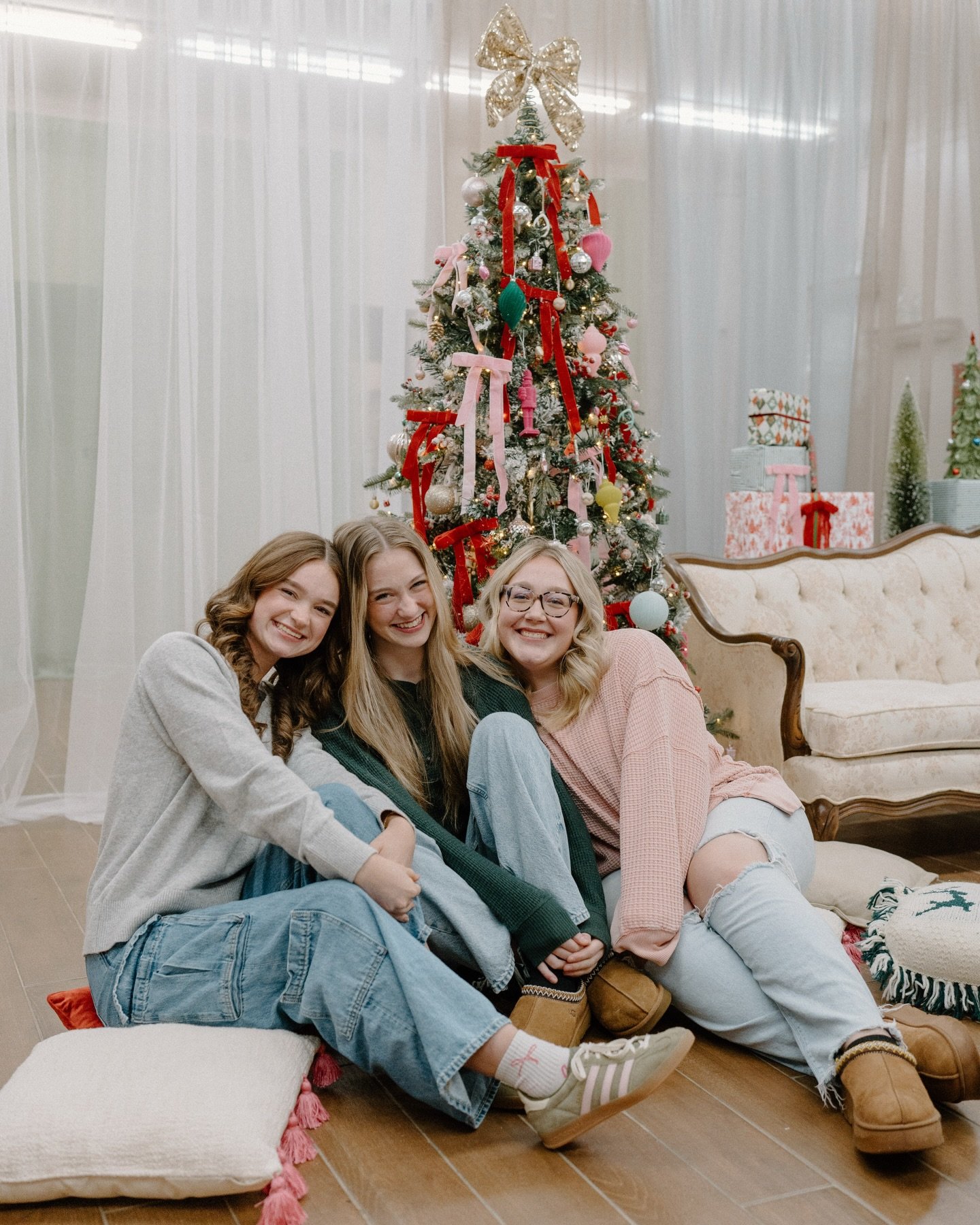 ✨ Christmas Minis are THIS Saturday! ✨
I have 3 spots left for my annual holiday minis at The August Room, and I&rsquo;m so excited to capture these festive sessions again this year! I&rsquo;ve been looking at some of my past Christmas galleries this