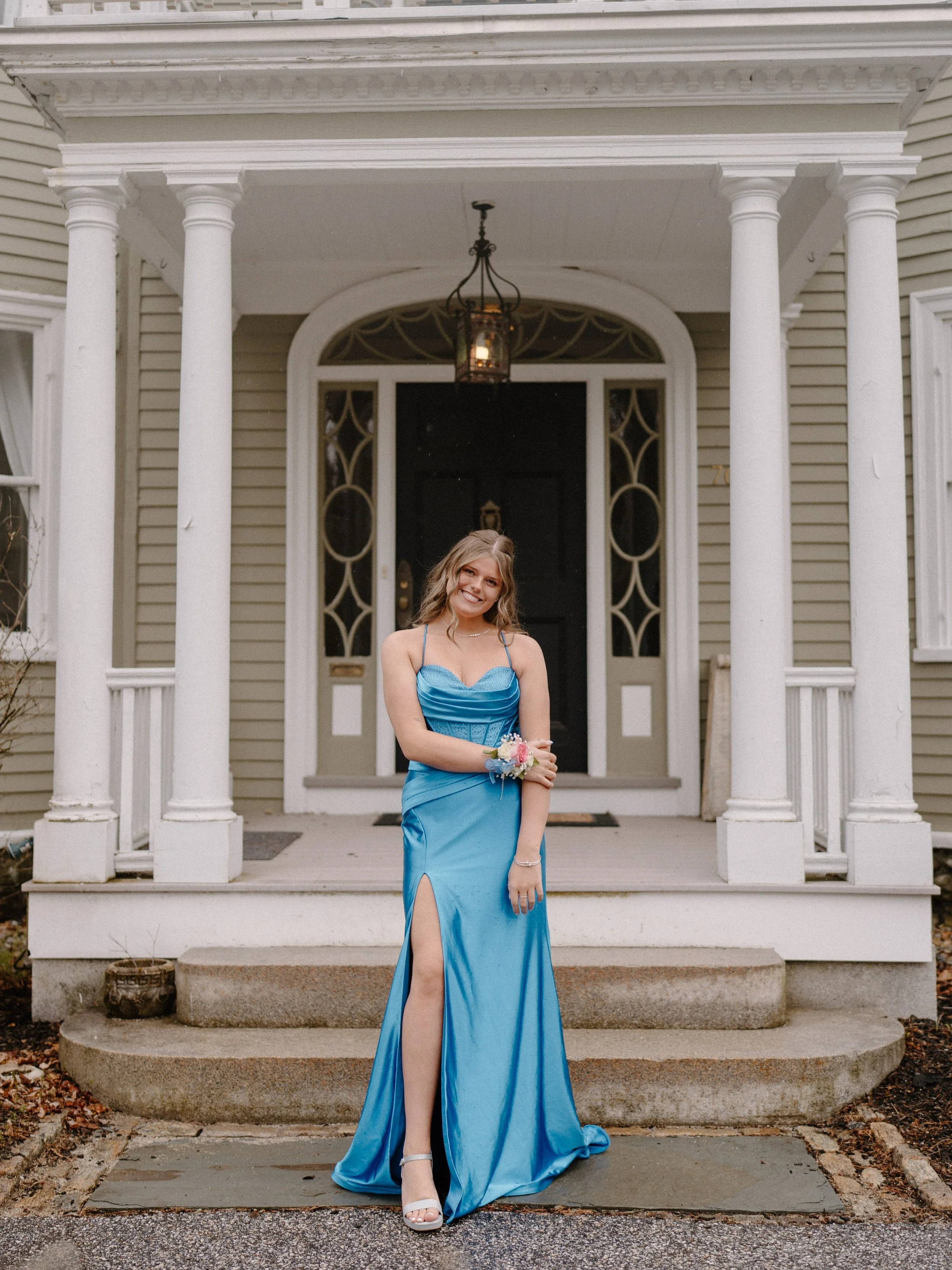 The sweetest groups of friends 🫶💗 Prom minis are always so fun and such a joy to capture! 

#mainephotographer #maineseniorphotographer #seniorportraitphotographer #prom2026