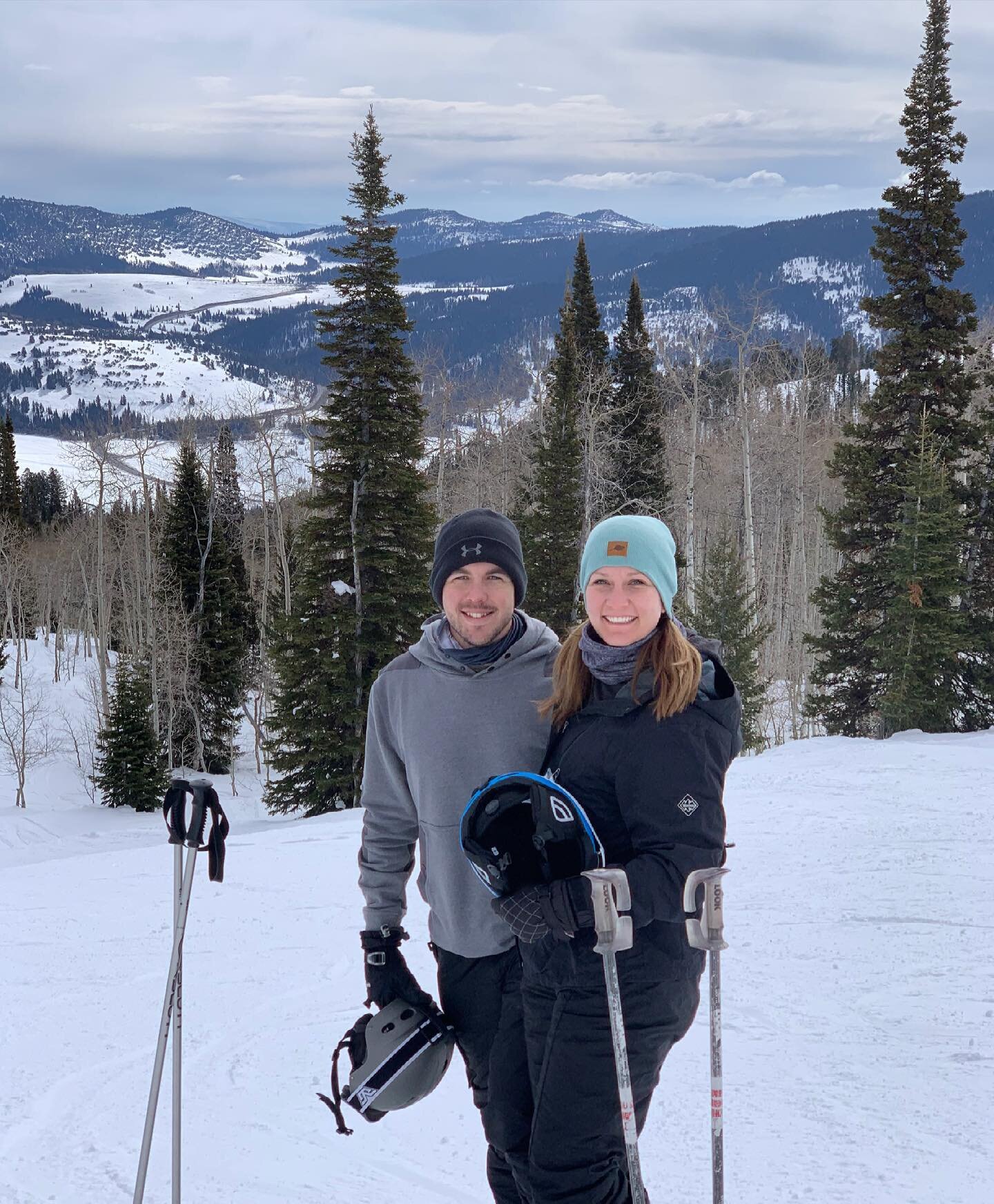 Probably the last time we go skiing this year! Had a blast all year. I think it&rsquo;s time to go camping. Who agrees?

Also this new @bruntworkwear sweatshirt is straight 🔥!

#mullenthemaker #skiing #family #ski