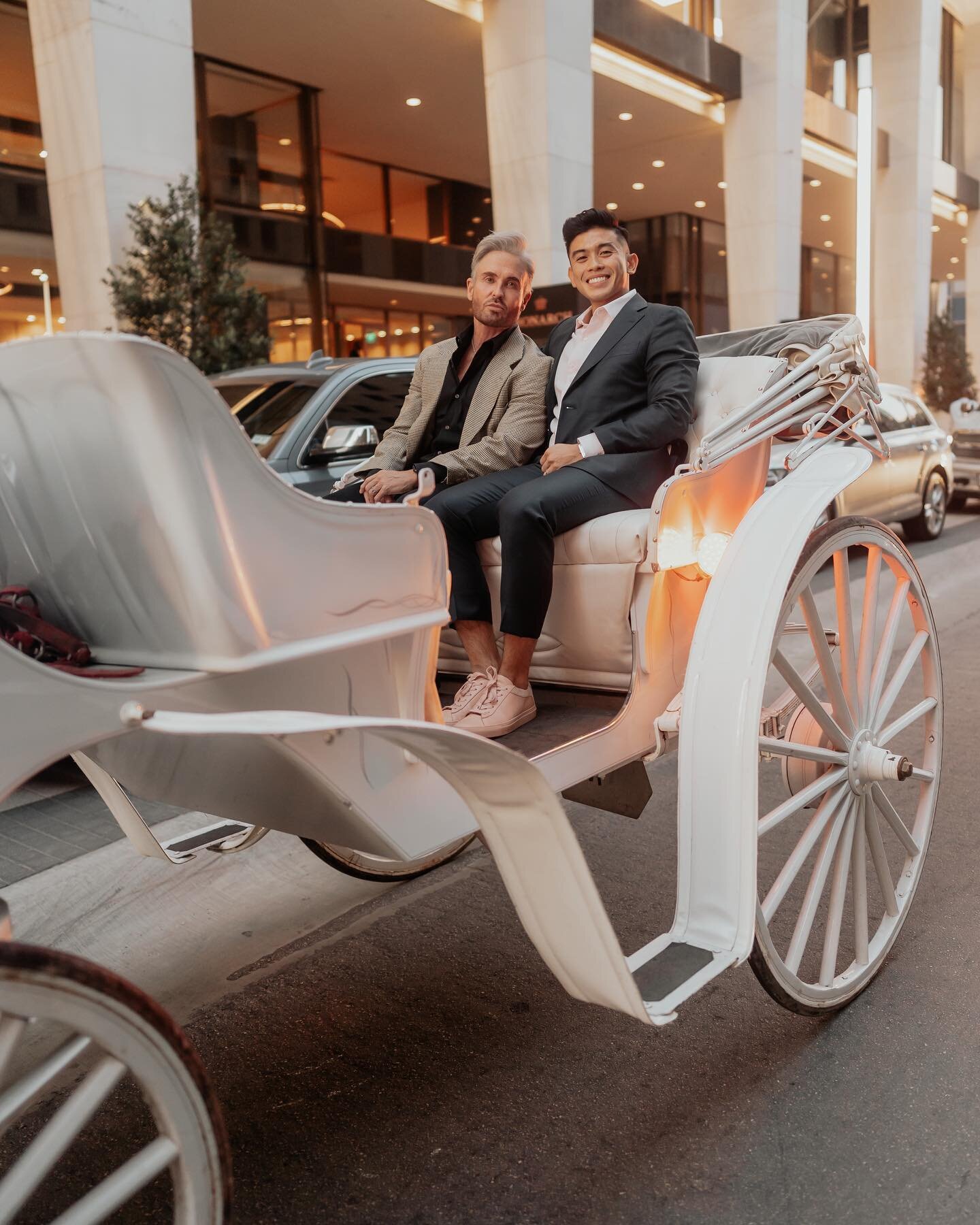 Happy Friday everyone!! Throwback to this cute carriage off into the sunset after a beautiful proposal😭🫶
.
.
.
#engament #dallas #dfwweddingphotographer