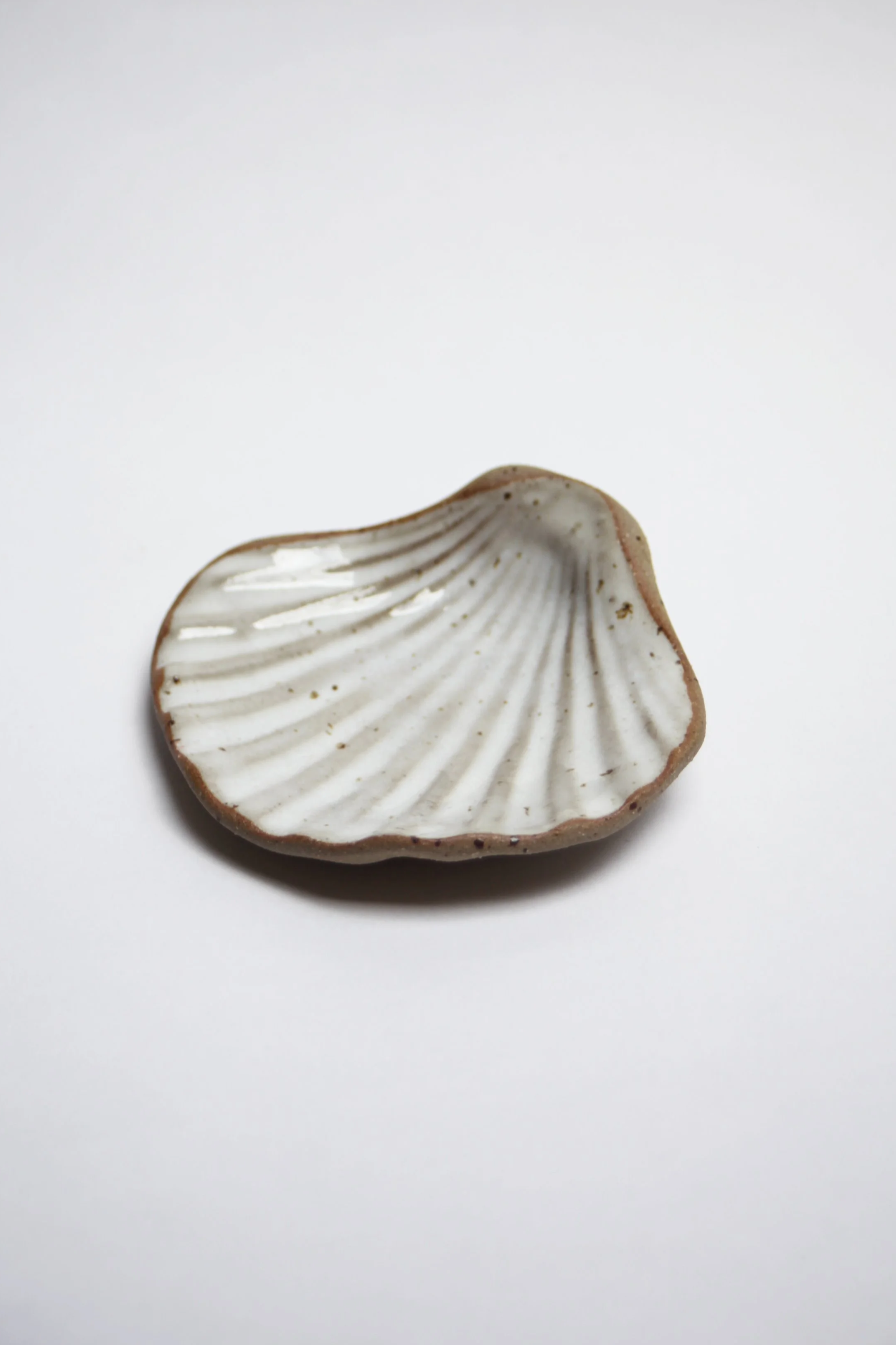 The_Worshipful_Mutai_Ceramics-_shell_dish01.png