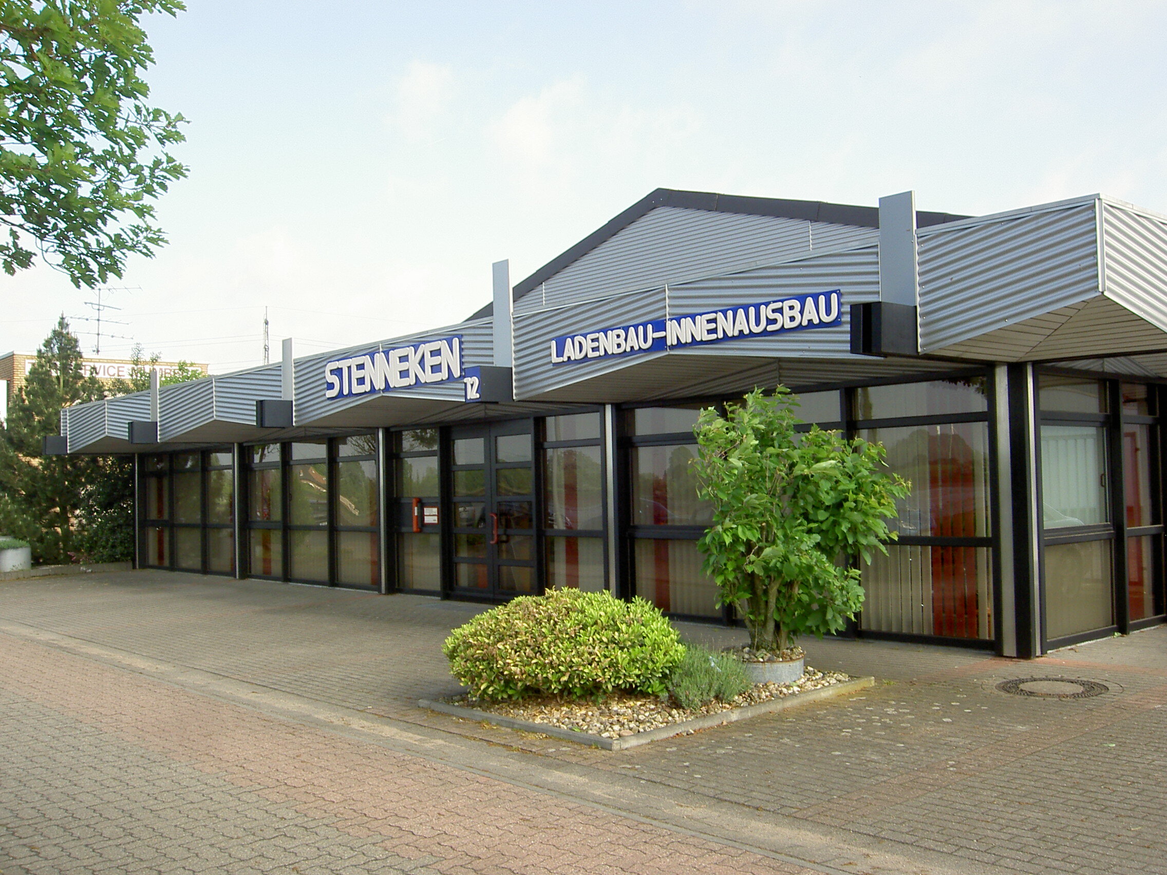 Firmenfassade 2004