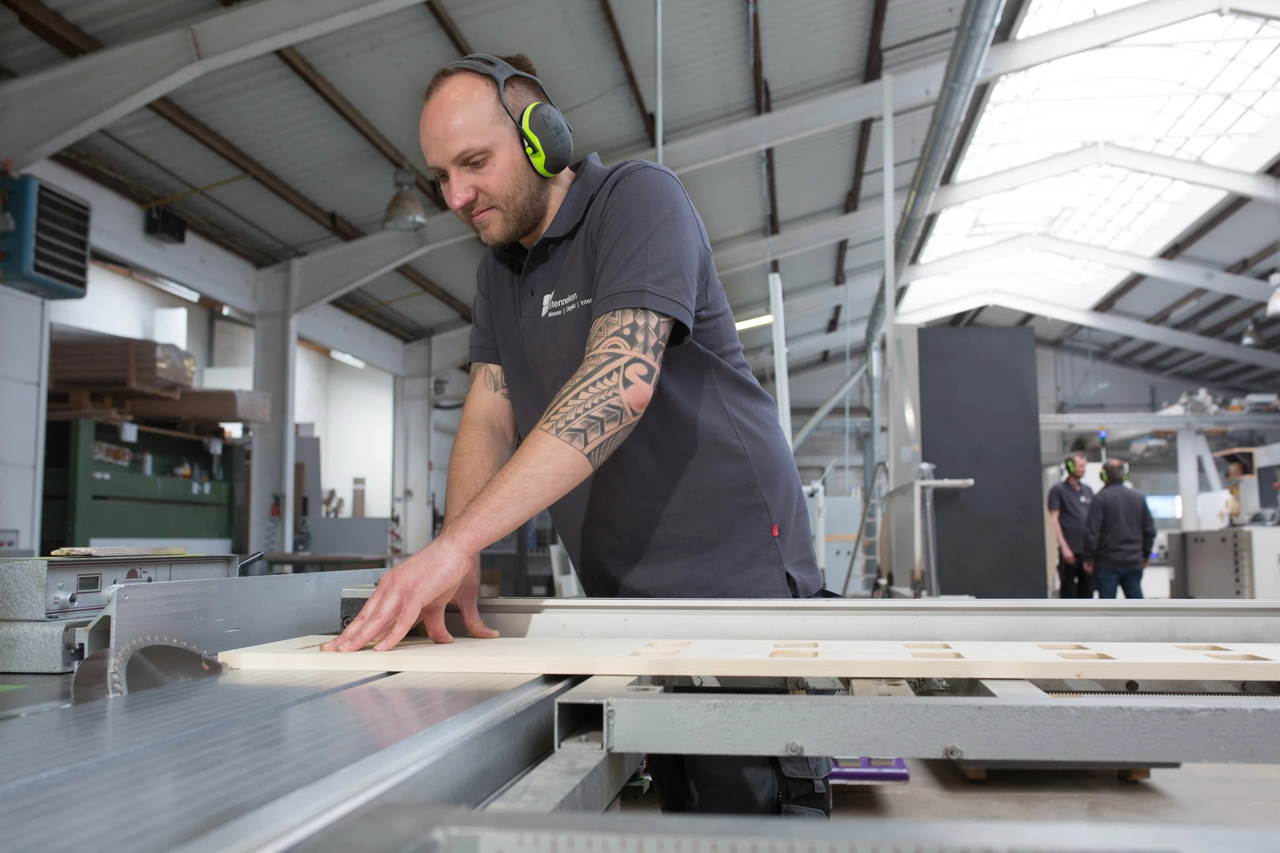 Mitarbeiter von Stenneken bei der handwerklichen Bearbeitung eines Werkstücks.