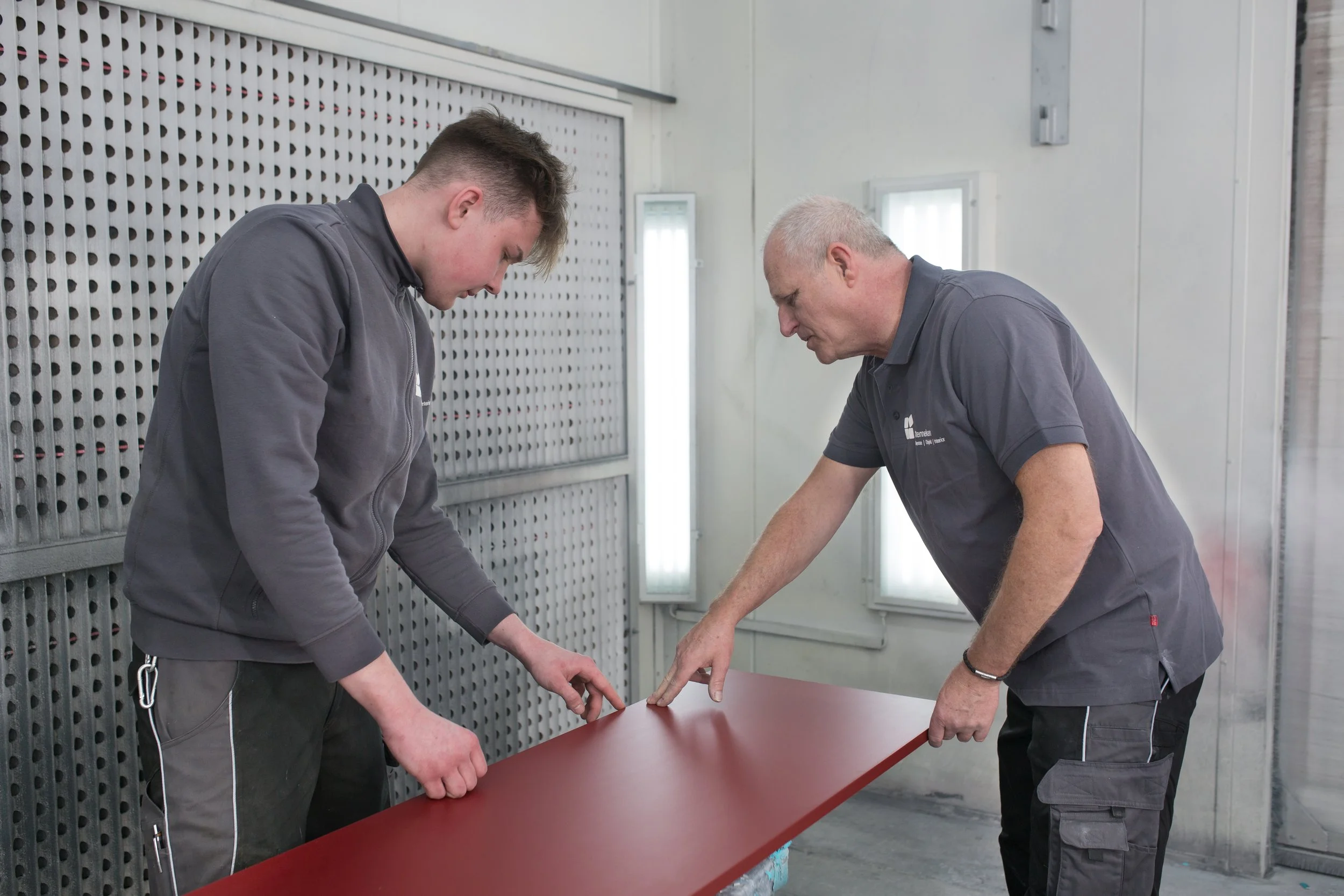 Mitarbeiter von Stenneken bei der handwerklichen Fertigung eines Möbelbauteils.