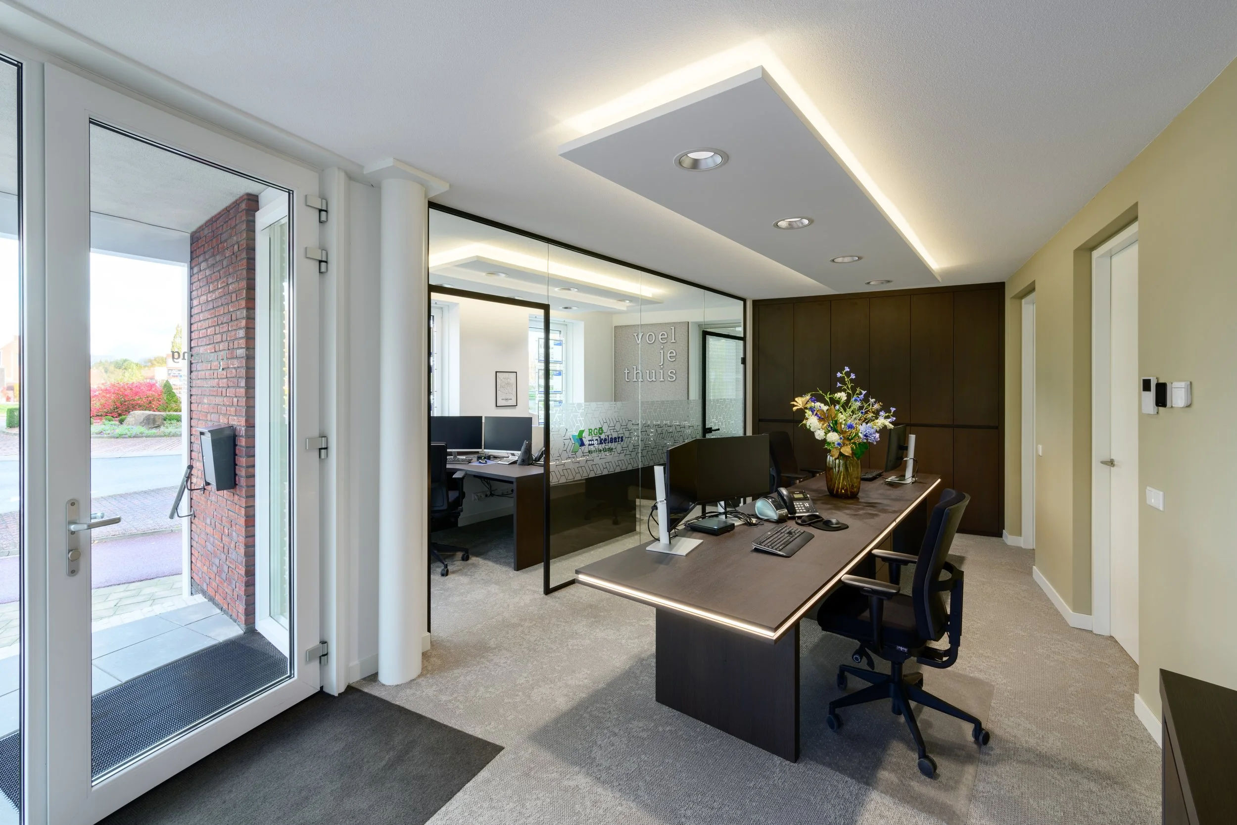 Moderner Büro- und Objektausbau von Stenneken.