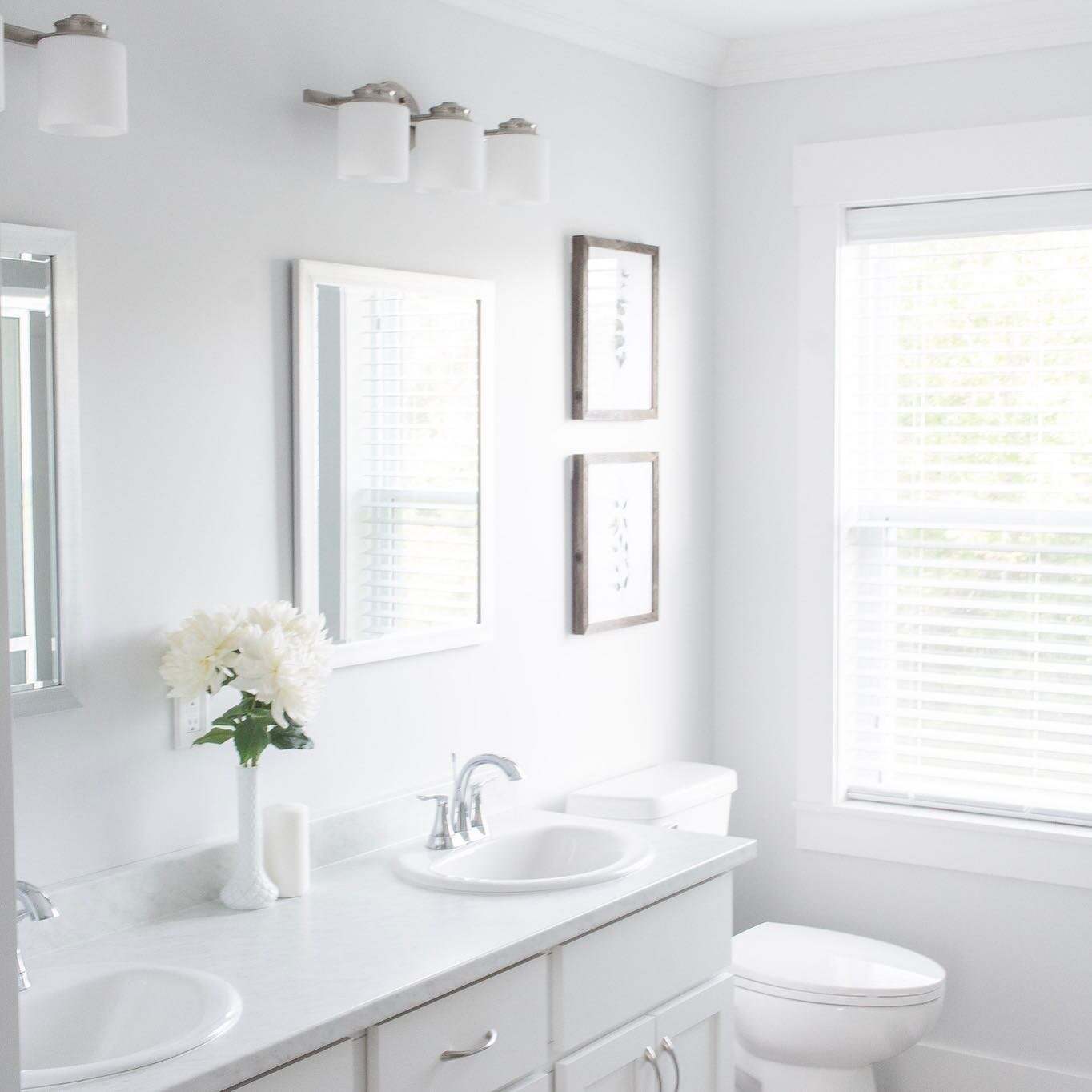 Who doesn&rsquo;t love a bright white bathroom!? 😍 

#bathroominspo #whitebathroom #lightandbright #allwhiteeverything #design #interiorstyle #bathroomsofinstagram #bathroomgoals