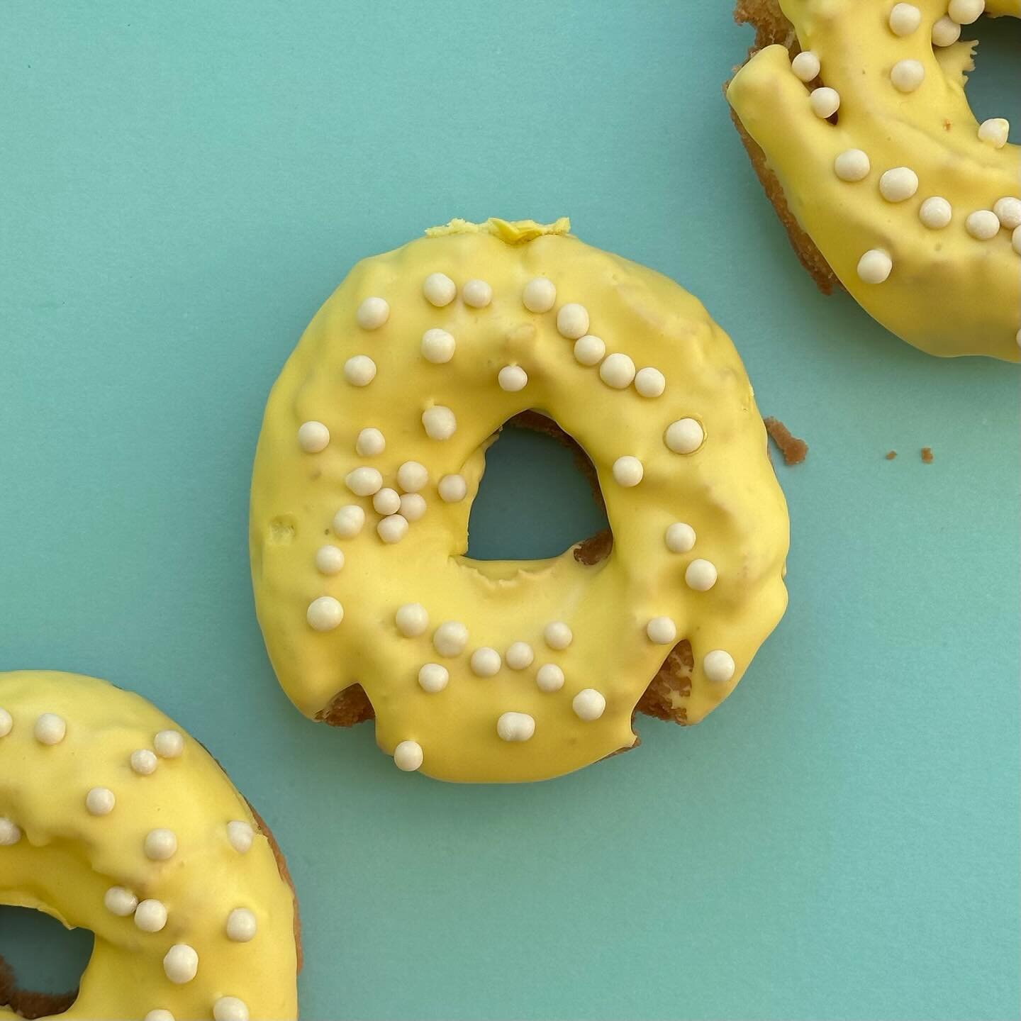 Lemon Loaf is back for January! 

Zesty lemon cake donut topped with a lemon vanilla icing and white chocolate pearls! 

One of our favourites that comes around a couple times a year! 

Giddy Up 

#donuts #freshdonuts #handmadedonuts #creampony #cake