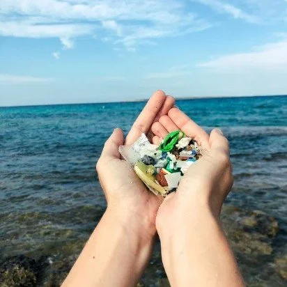 🌊 Microplastics are stealing a superpower from the ocean.
New research reveals tiny bits of plastic &mdash; invisible to the naked eye &mdash; are reducing the ocean&rsquo;s ability to absorb CO₂, weakening one of our planet&rsquo;s most powerful na