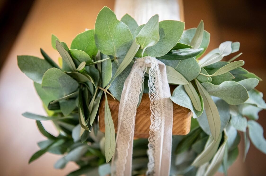 ♡ Kirchendekoration ♡
.
.
#wedding #weddingdecor #weddingday #memories #flowers #kirchendeko #eucayptus #eucalyptuslove #eucalyptuskranz #kranzliebe #flowerlovers #blumen #blumenliebe #love #loveislove #loveisintheair #weddingdress #weddingphotograph