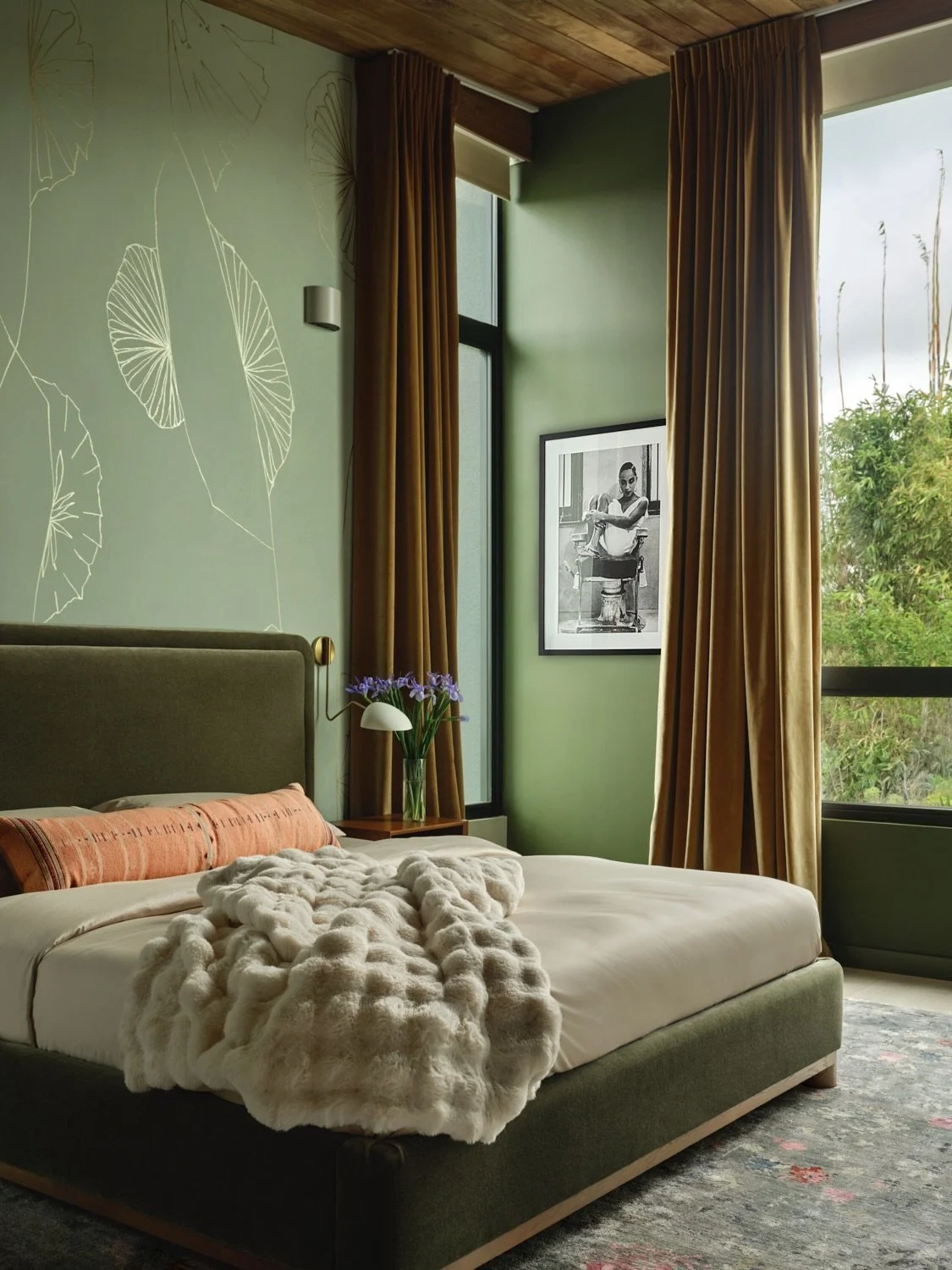 This primary suite tour takes a colorful turn that you&rsquo;ll want to swipe to the end for! // as featured in @luxemagazine 

pc: @madelinetolle 
story by: @kellybadal