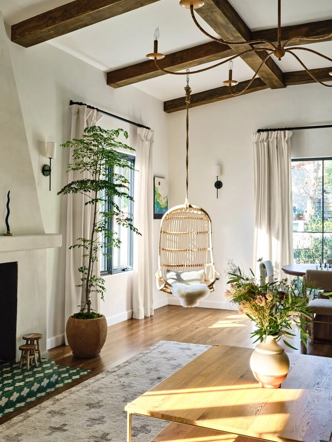 Mediterranean-influenced architecture + a lot of texture + a little restraint. Throw in some gorgeous light pouring in through the windows and you&rsquo;re home 🤍 // Mandy Cheng Design 

pc: @madelinetolle 

#mediterraneanhome #ad100 #mandychengdesi