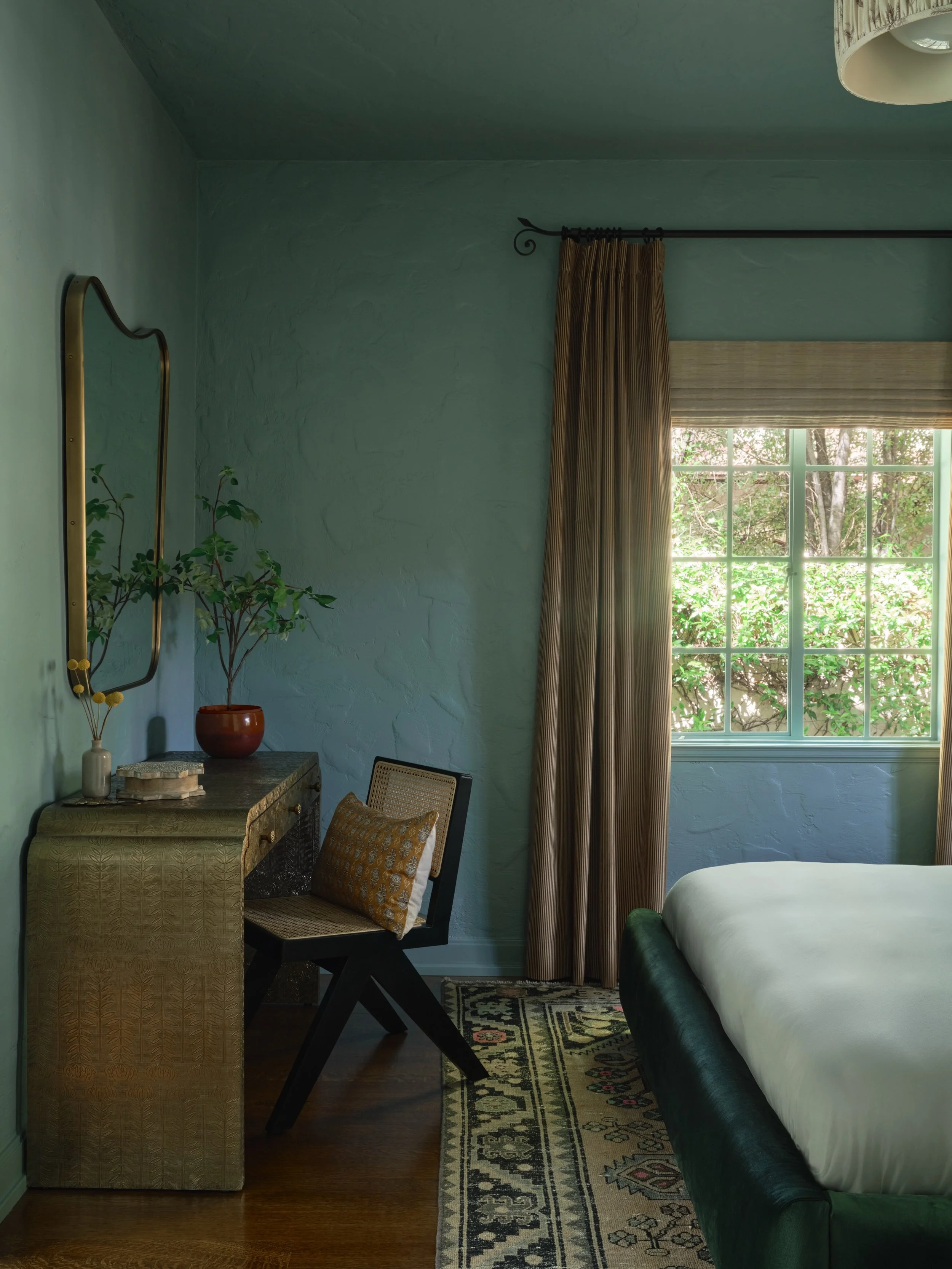 Room with a view &ndash;> // Mandy Chen Design

pc: @madelinetolle

#mandychengdesign #guestroom #interiordesign #ad100